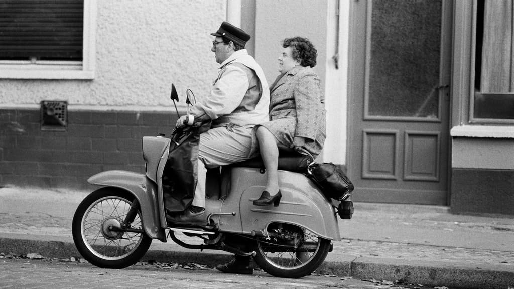 Ein Paar auf einer Schwalbe, 1984, Borna, DDR, Deutschland, Europa.