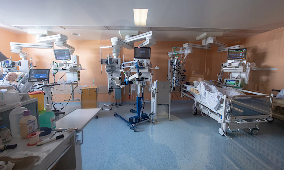 Ein Bild aus dem April: zwei Corona-Patienten in einem isoliertem Intensivbett-Zimmer.