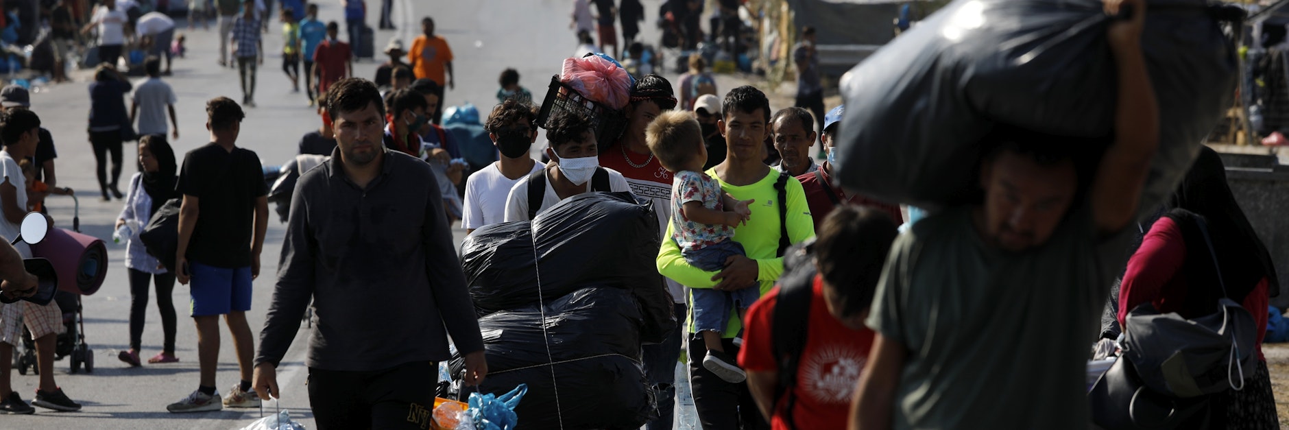 Tausende Flüchtlinge haben beim Großbrand ihr Obdach verloren. Jetzt ziehen viele in ein neu errichtetes Camp. 