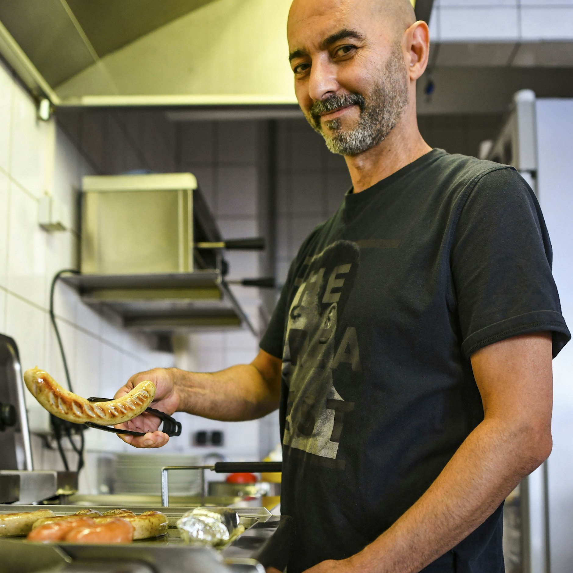 Gökhan Dogan am Grill. Mittags brummte jahrelang das Geschäft. Seit Corona ist es weniger geworden.&nbsp;