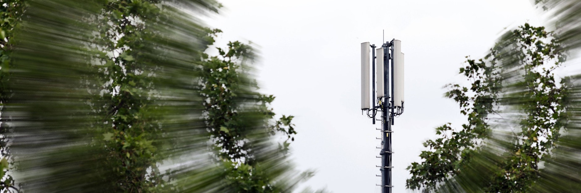 Mobilfunkantenne auf einem Hausdach in Köln.