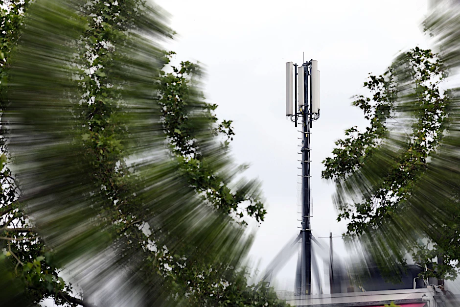 Mobilfunkantenne auf einem Hausdach in Köln.