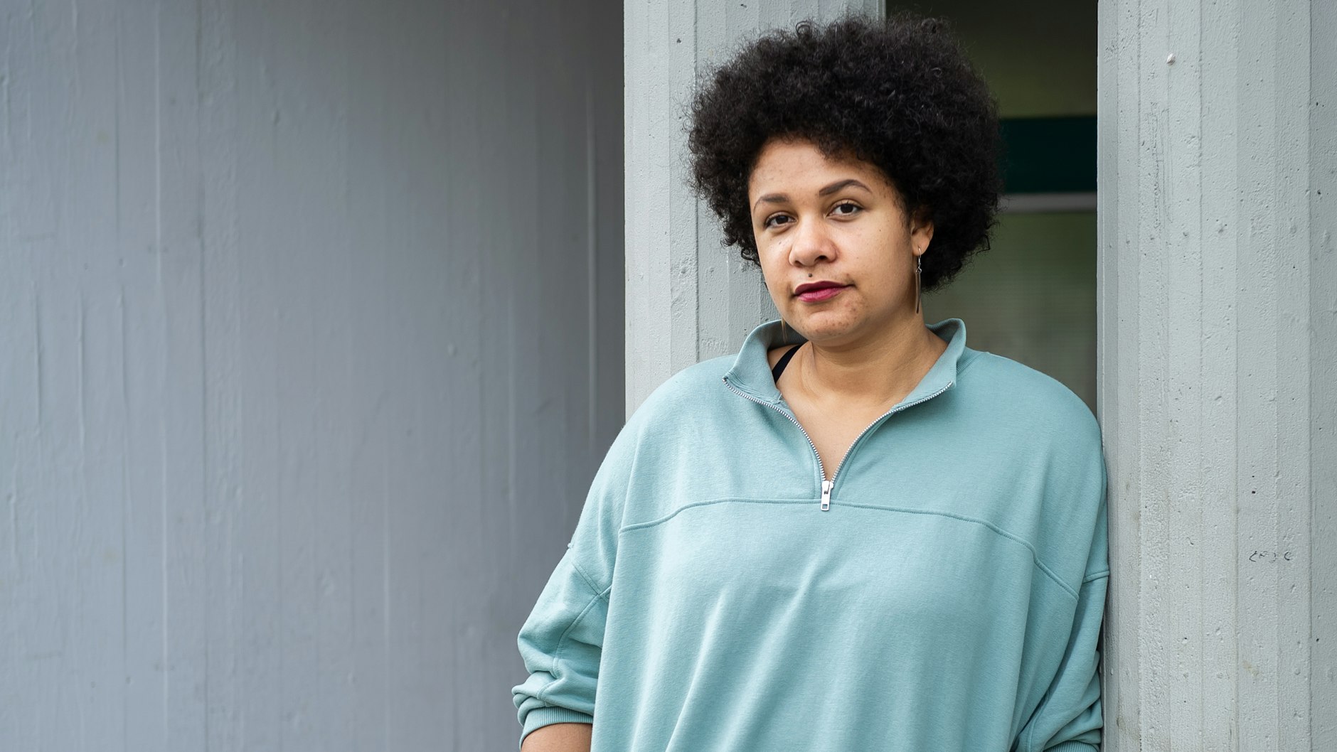 Die Schriftstellerin Olivia Wenzel in der Nähe der Potsdamer Straße in Berlin