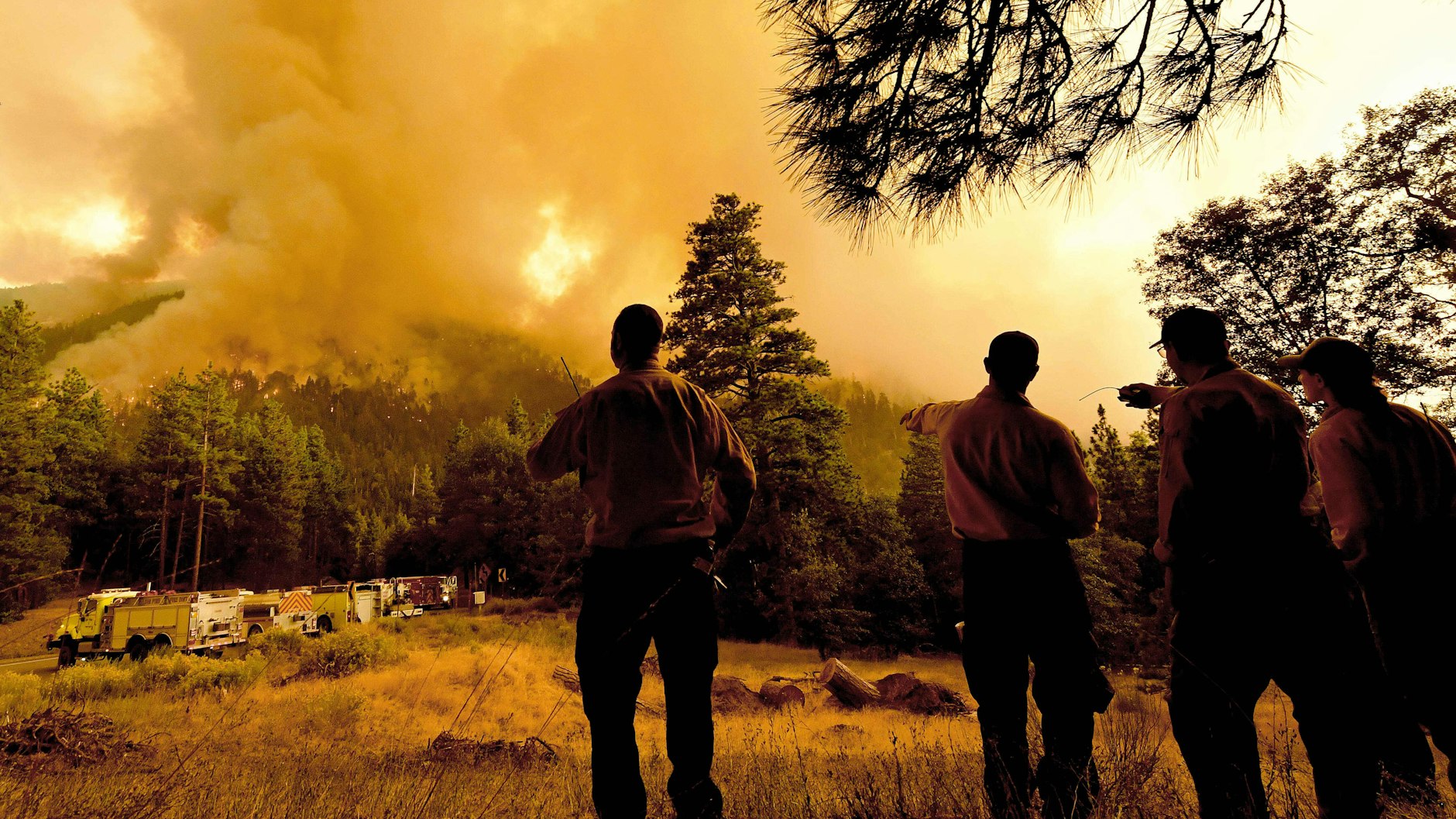 Feuerwehrmänner beobachten das sogenannte El-Dorado-Feuer nördlich der kalifornischen Gemeinde Angelus Oaks.