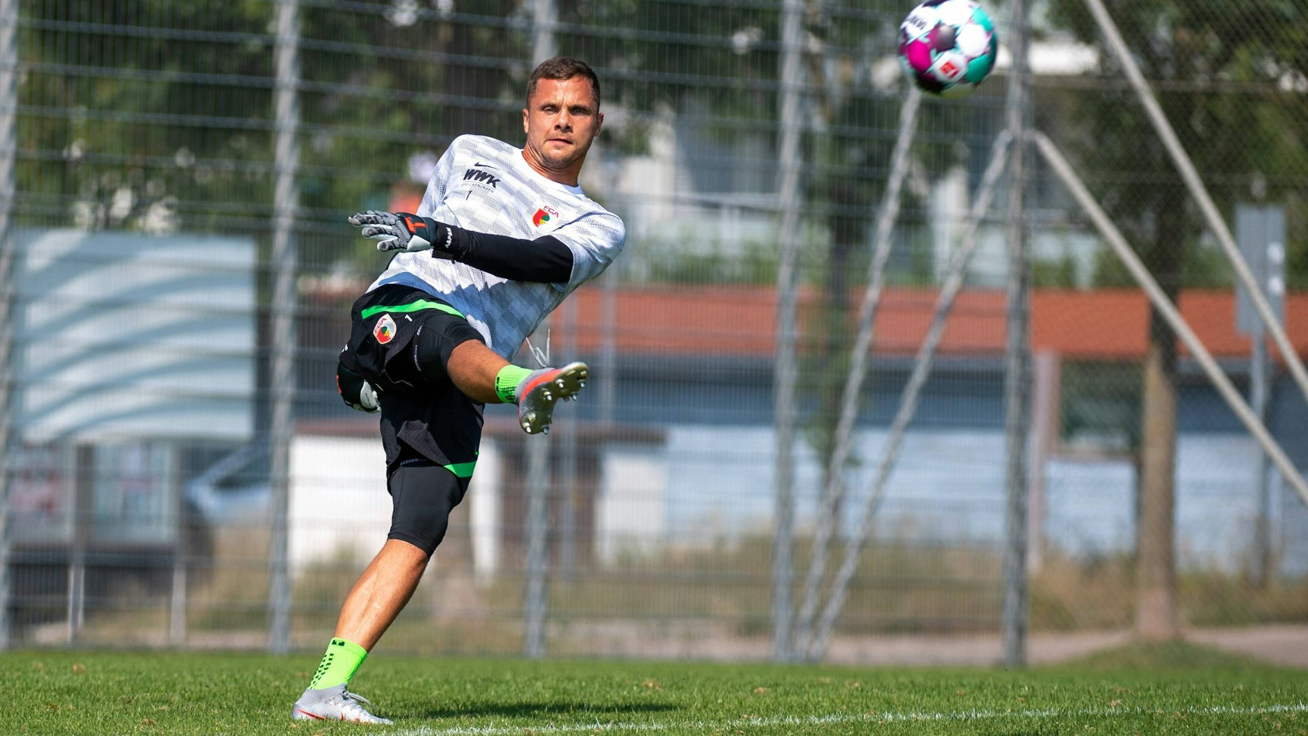 Rafal Gikiewicz im Dress der Augsburger. Ein Anblick, der für Unionfans gewöhnungsbedürftig sein wird am Sonnabend.