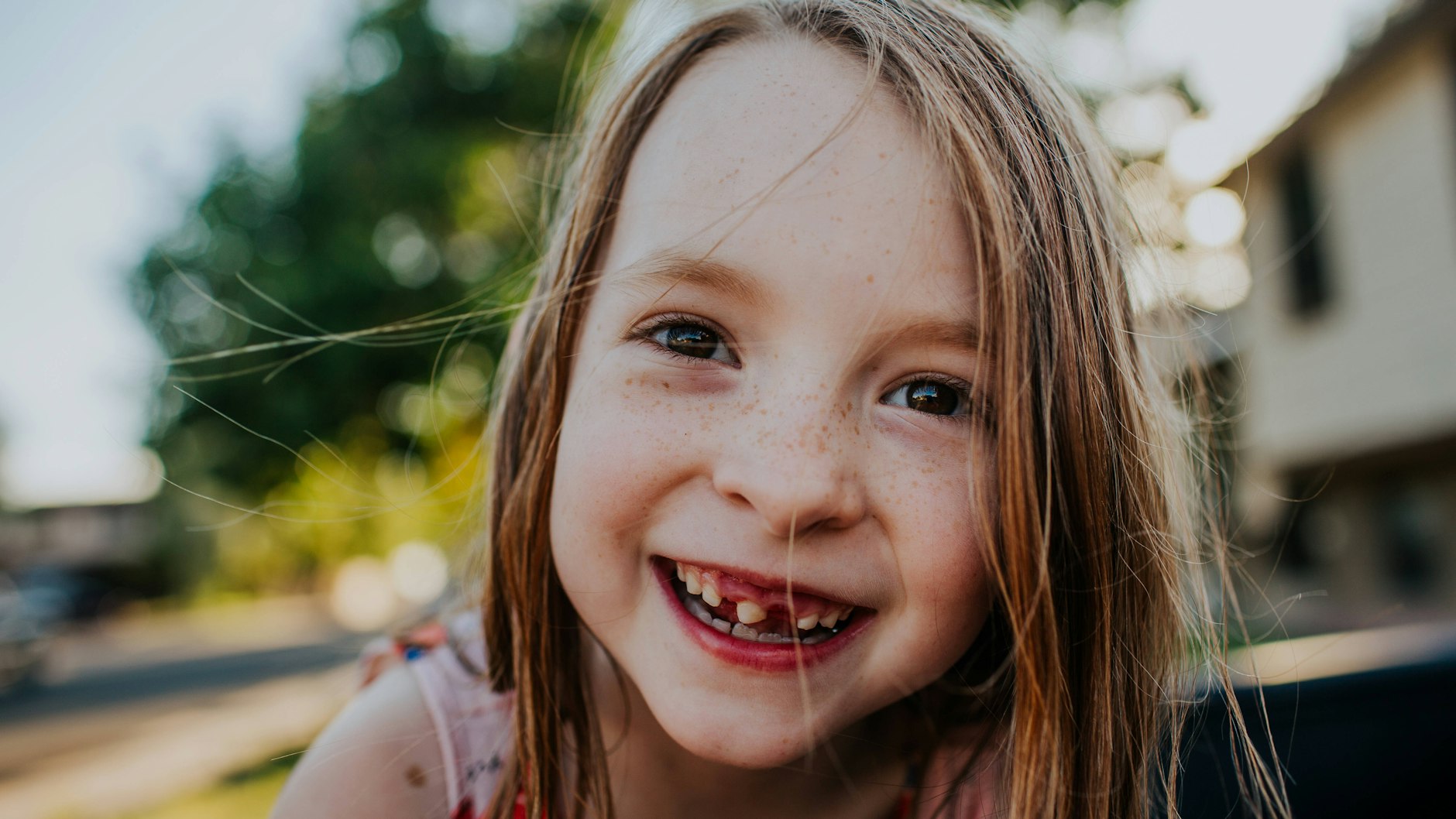 Viele Kinder haben heutzutage kariesfreie Zähne – auch weil die Eltern auf gründliches Zähneputzen und eine gesunde Ernährung achten.