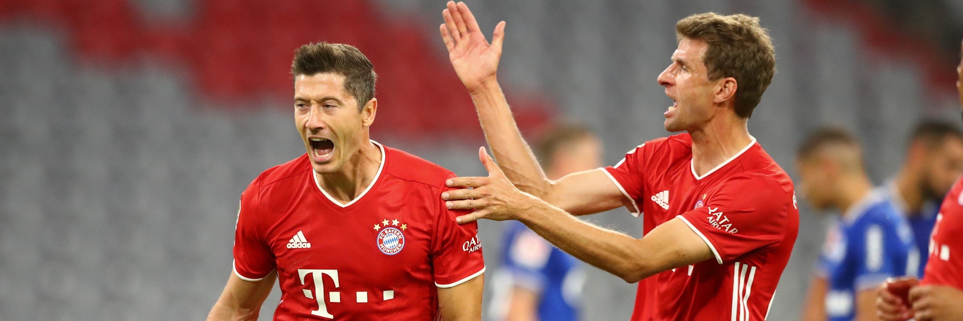 Robert Lewandowski und Thomas Müller bejubeln den Bayern-Sieg.&nbsp;