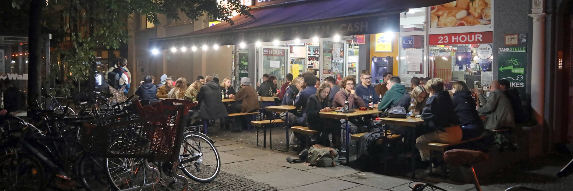 Gerade das rege Nachtleben, das sich vor den Verkaufsstellen entwickelt, ist vielen ein Dorn im Auge.&nbsp;