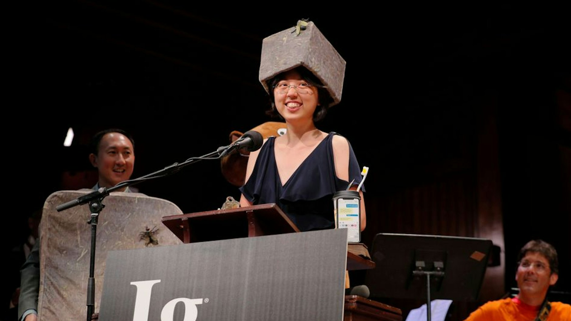 Immer ein Klamauk: Bild der Ig-Nobelpreis-Verleihung vom vergangenen Jahr. Die Forscherin Patricia Yang hatte mit anderen zusammen untersucht, wie und warum Wombats würfelförmigen Kot produzieren. Dieses Jahr wurden die Preise nur im Internet verliehen.<br>