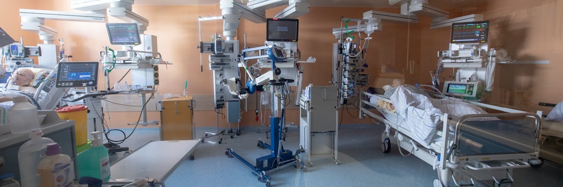 Ein Bild aus dem April: zwei Corona-Patienten in einem isoliertem Intensivbett-Zimmer.