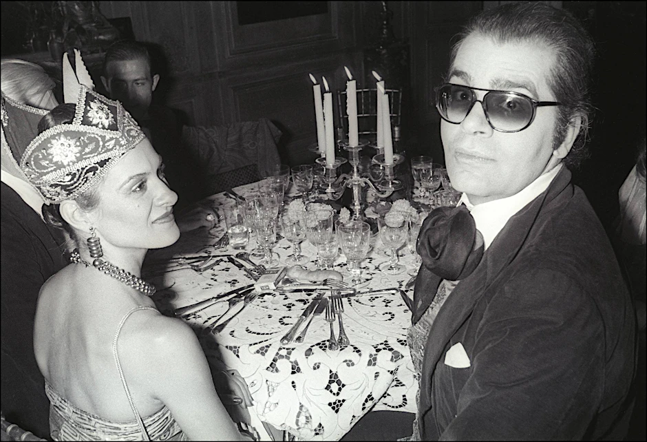 Erbin und Lebemann: Karl Lagerfeld mit Paloma Picasso 1979 bei einer Soiree im Pariser Nachtclub Le Palace. Hinter Paloma: Andy Warhol und ihr damaliger Mann Rafael Lopez-Cambil.
