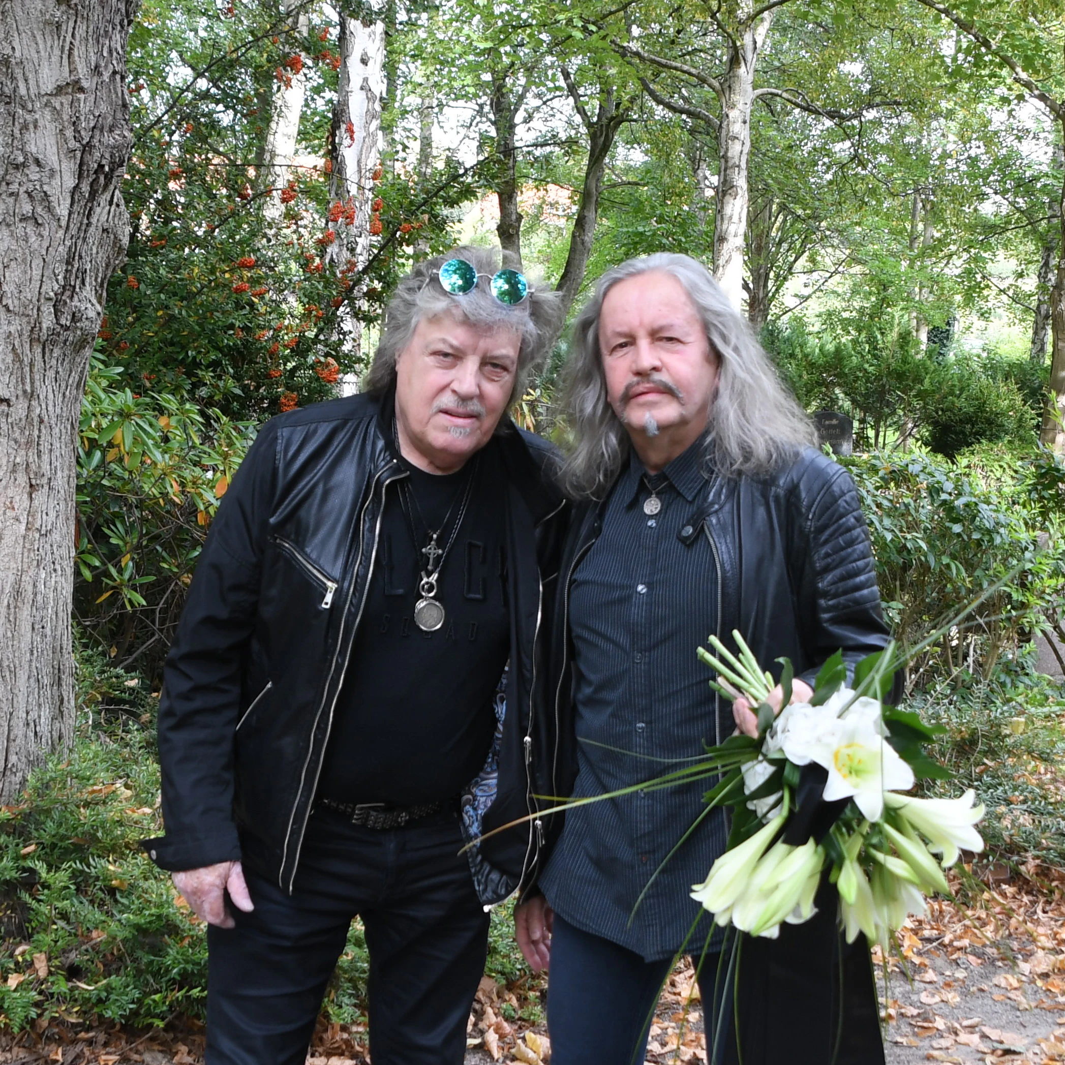 Dieter „Quaster“ Hertrampf (l.) und Peter Rasym kommen zu spät zur Trauerfeier. Sie standen im Stau.