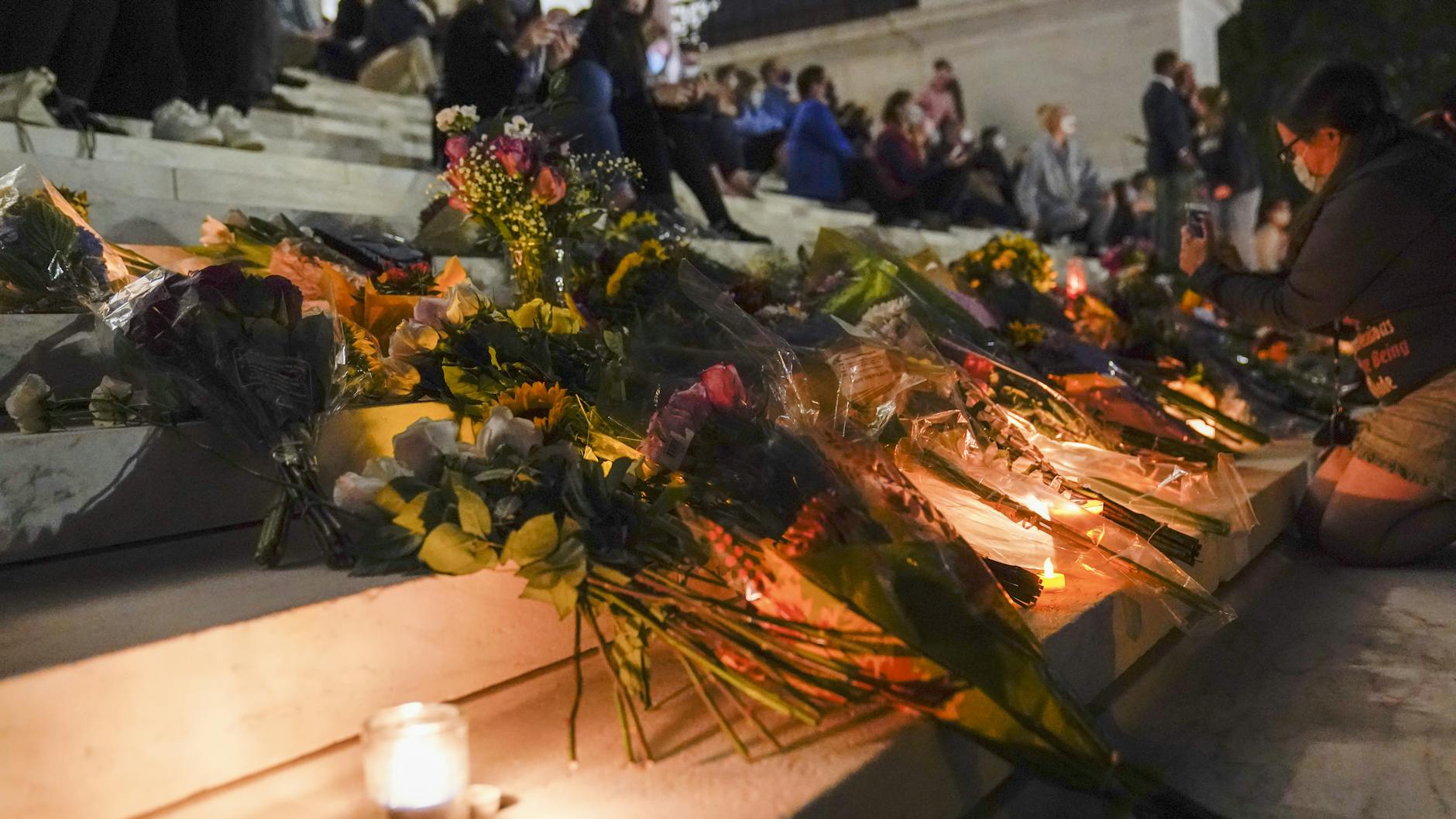 In Gedenken an US-Richterin Ruth Bader Ginsburg werden Blumen auf die Treppen des Supreme Court gelegt und Kerzen angezündet.
