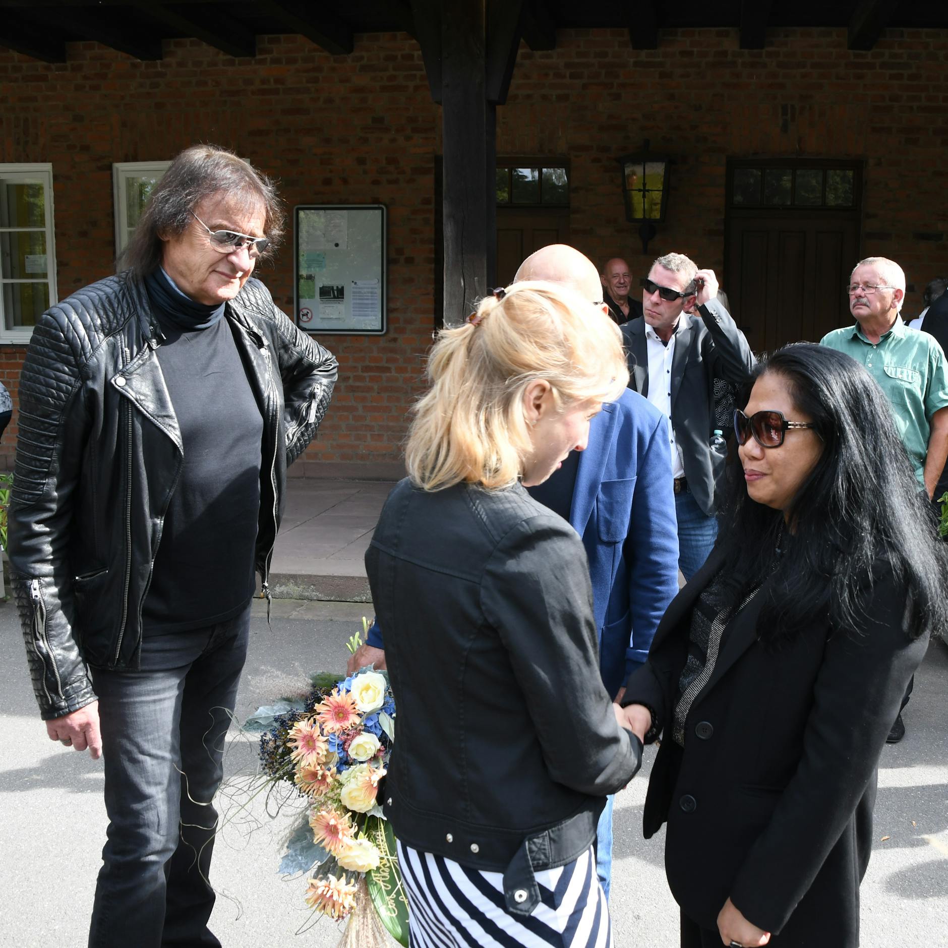 Dieter „Maschine“ Birr und weitere Trauergäste kondolieren Witwe Erma (r.).