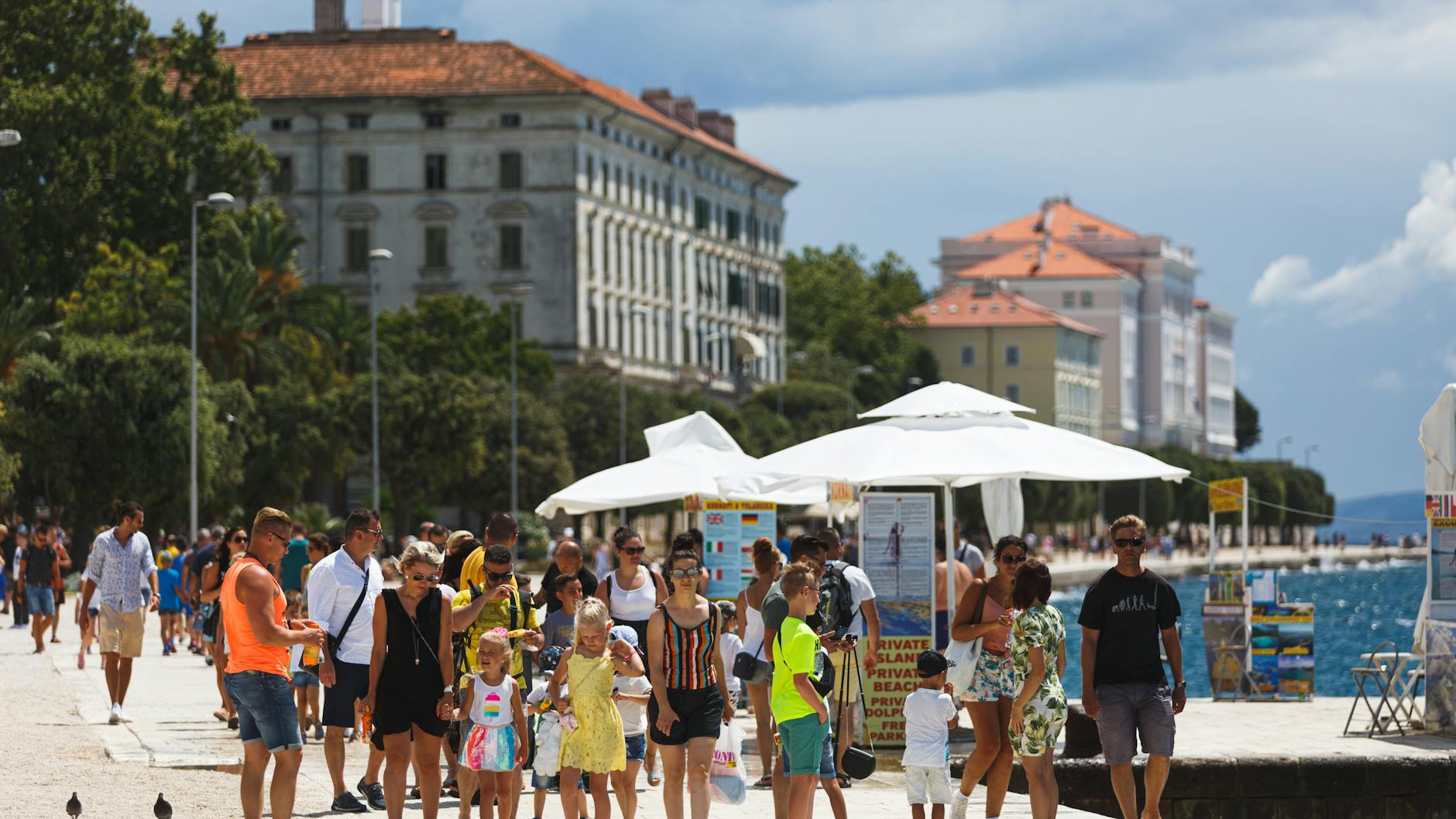 Zadar: Touristen spazieren an der Uferpromenade entlang. 