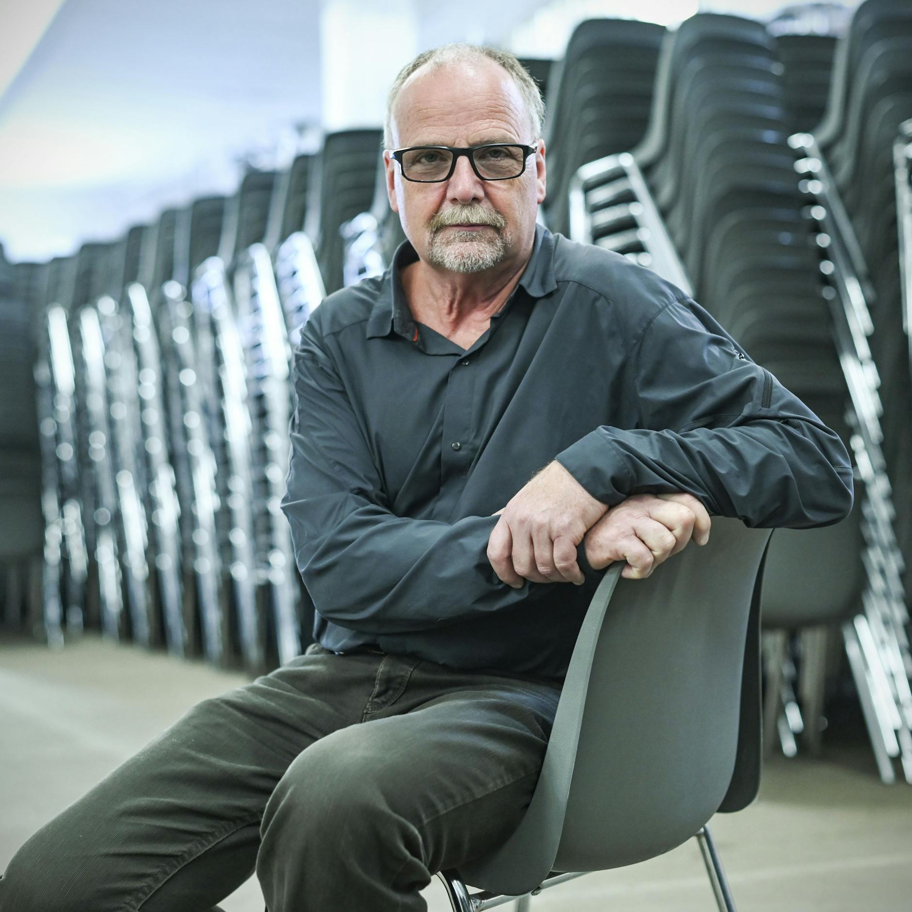 Norbert Gruchmann, Chef der Firma Expofair, auf einem klassischen Mietstuhl.