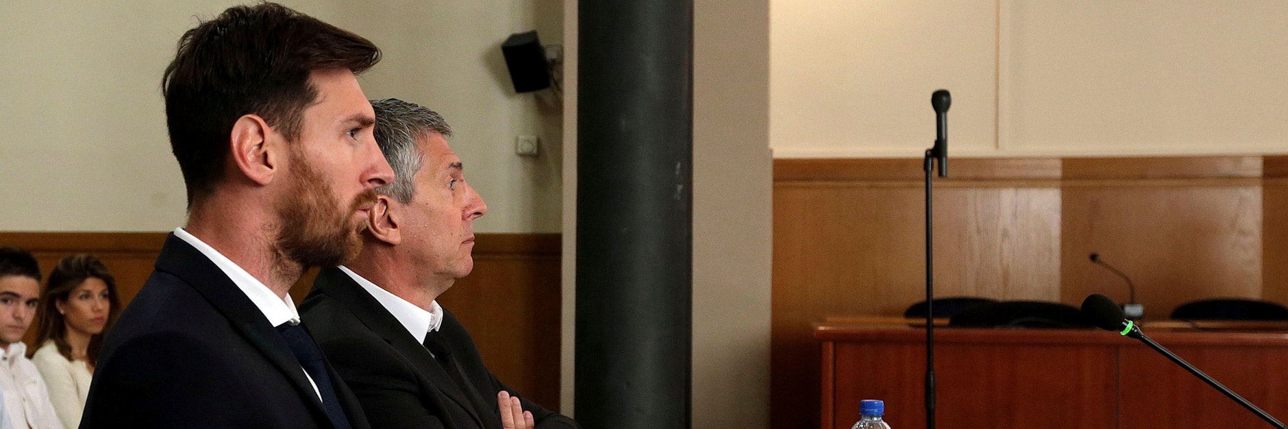 Messi will weg vom FC Barcelona. Jetzt steht ihm sein Vater Jorge (r.) im Rechtsstreit mit dem Klub bei.