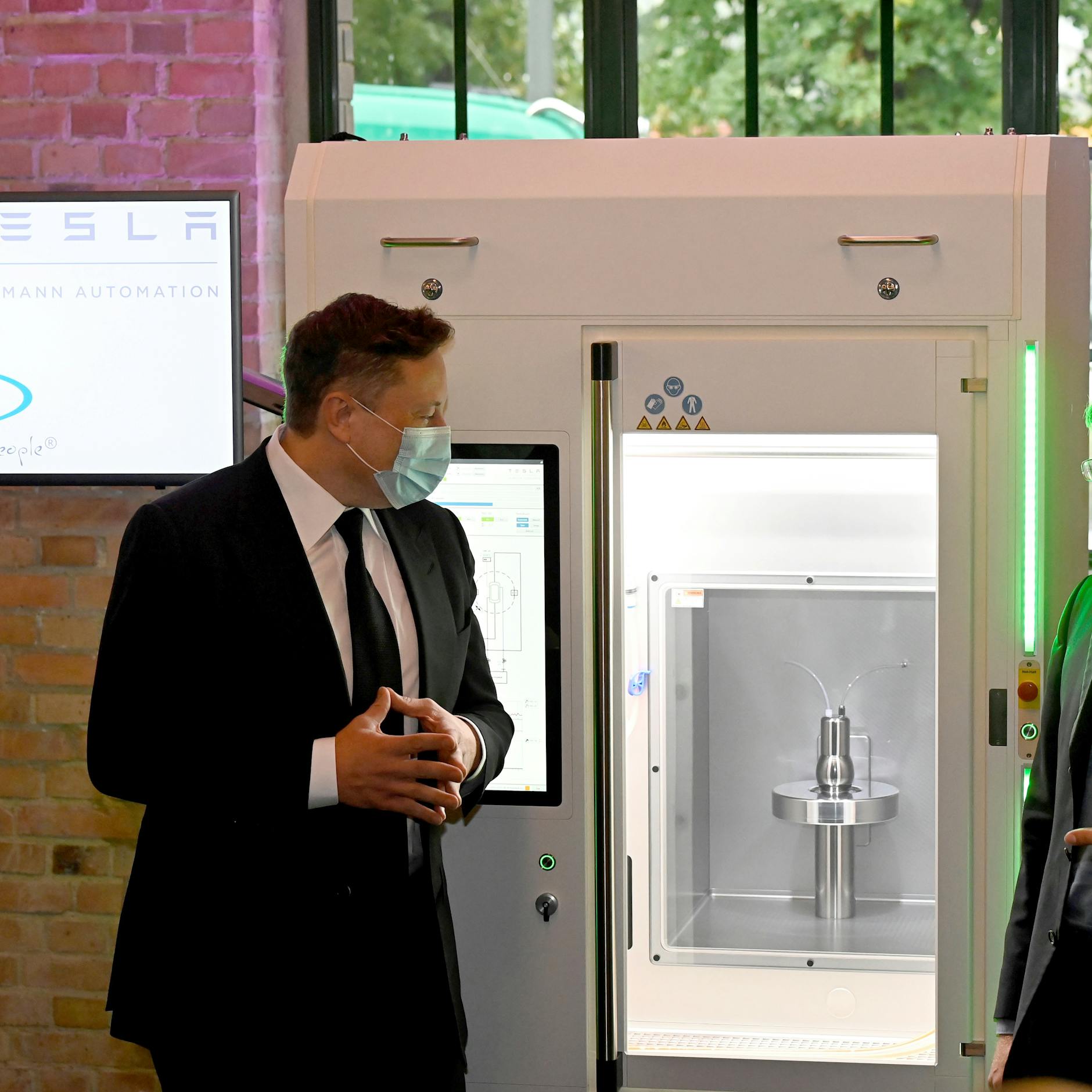  Elon Musk (M) an dem „RNA Printer“, einem Gerät zur Herstellung von Impfstoff-Kandidaten. die Maschine ist eine gemeinsame Entwicklung der biotech-Firma CureVac und der Tesla-Tochterfirma Grohmann. 