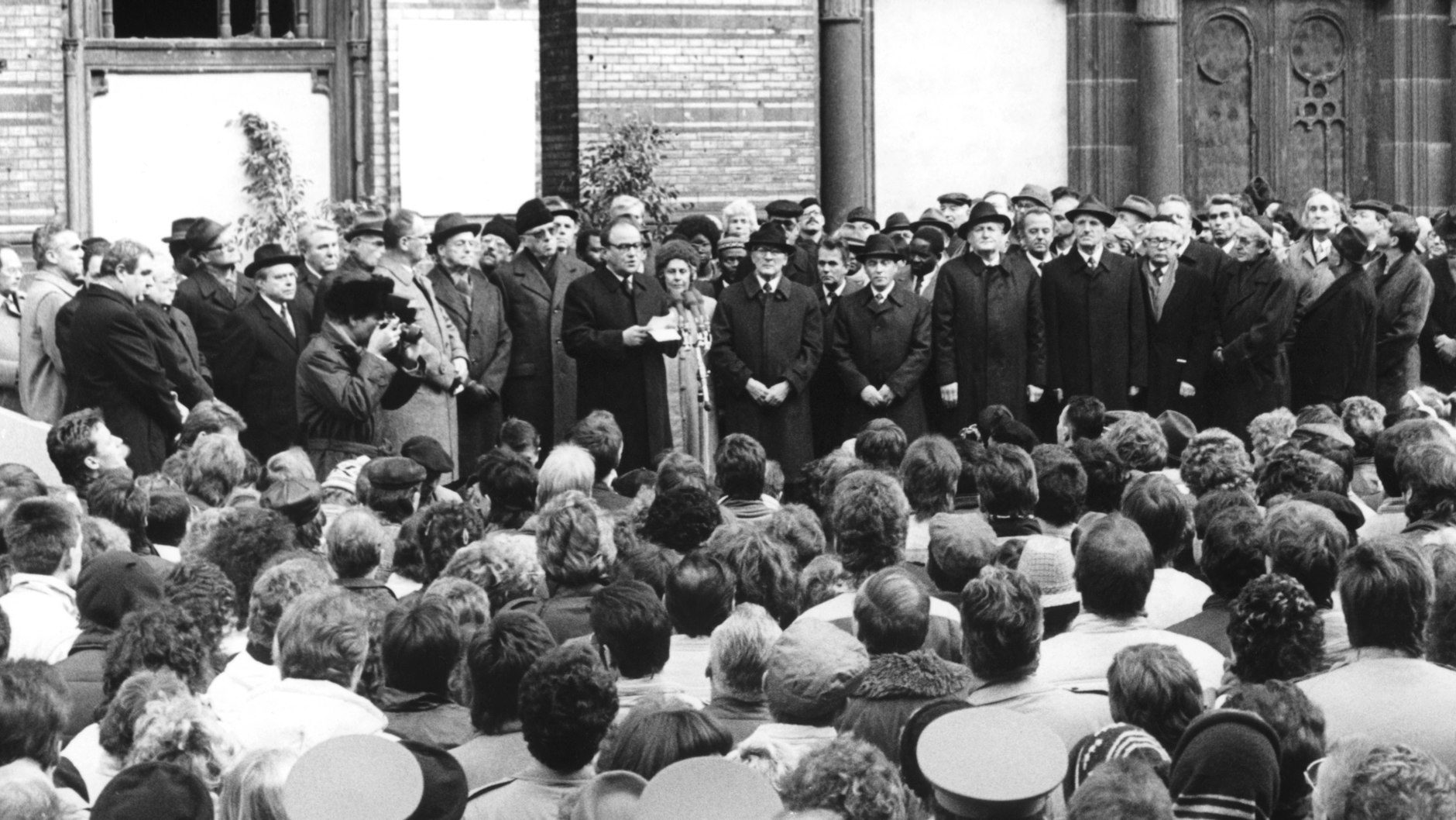 Am 10. November 1988 wurde symbolisch der Grundstein für den Wiederaufbau der Neuen Synagoge in der Oranienburger Straße gelegt. Erich Honecker, Staatsratsvorsitzender und Generalsekretär der SED, nahm teil. Dieser Akt stand symbolisch auch für das wachsende Interesse der DDR-Führung an Kontakten zum Judentum.