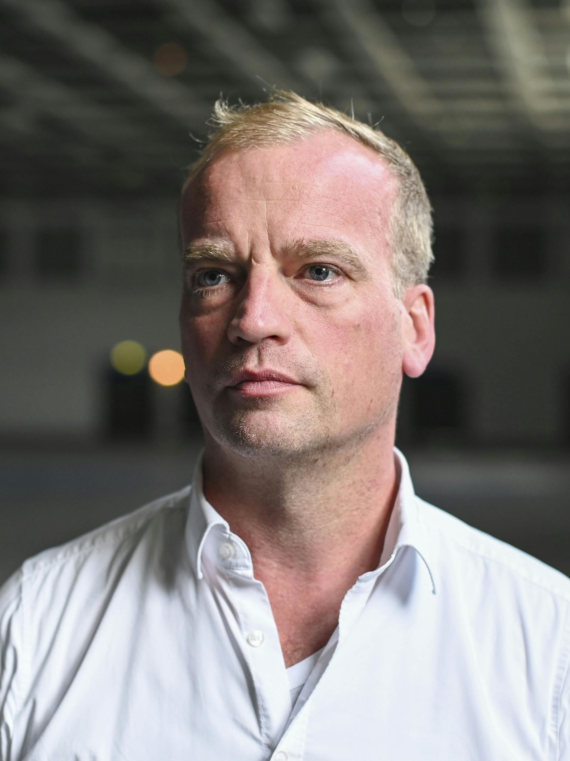 Emanuel Höger, Sprecher der Messe Berlin, in der leeren Halle 6.2.