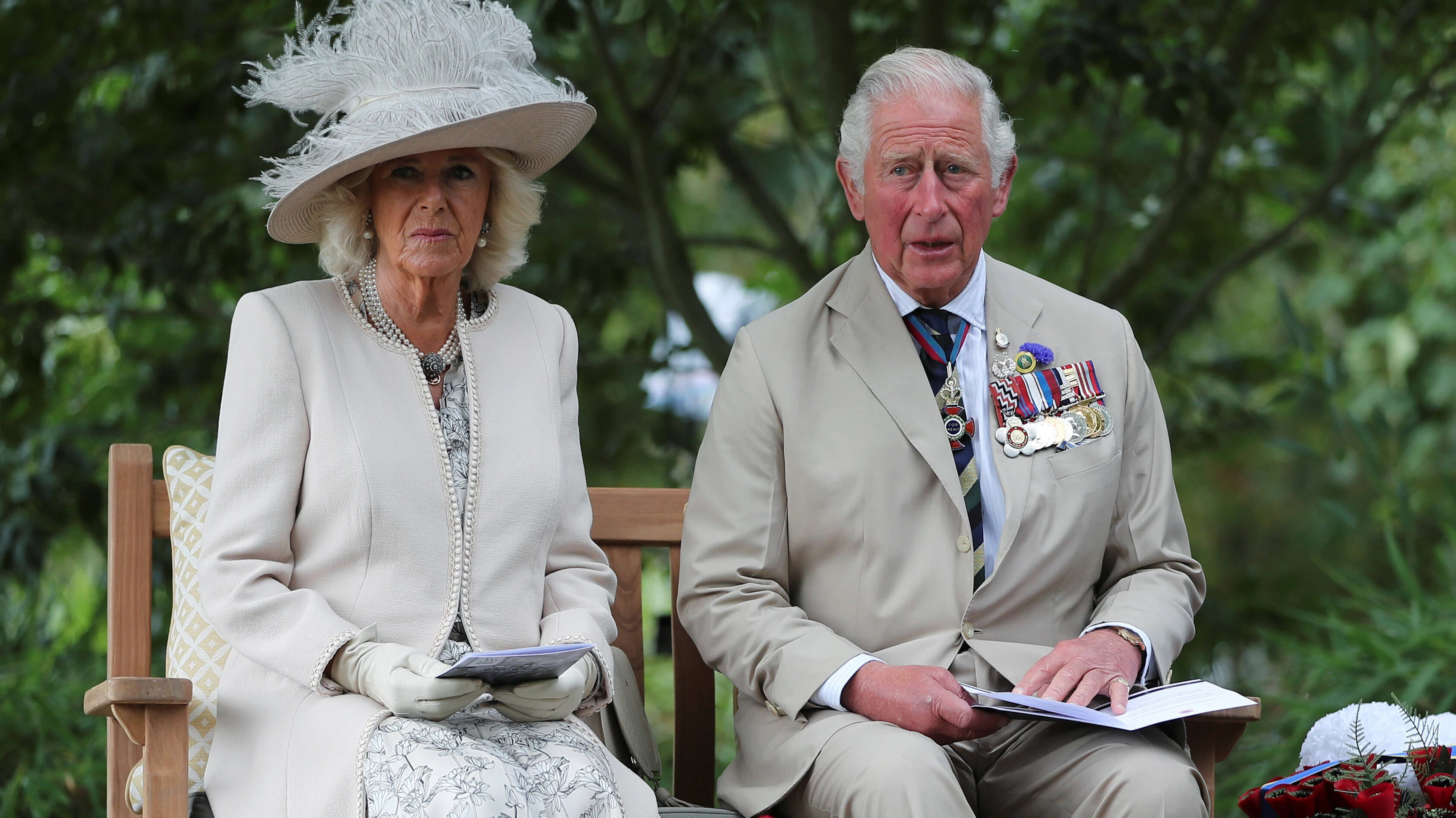 Ewig der Zweite, in Styling-Belangen allerdings schon längst der König: Prince Charles mit Pinky-Ring an der richtigen Hand, an der Seite die wohl richtige Frau.