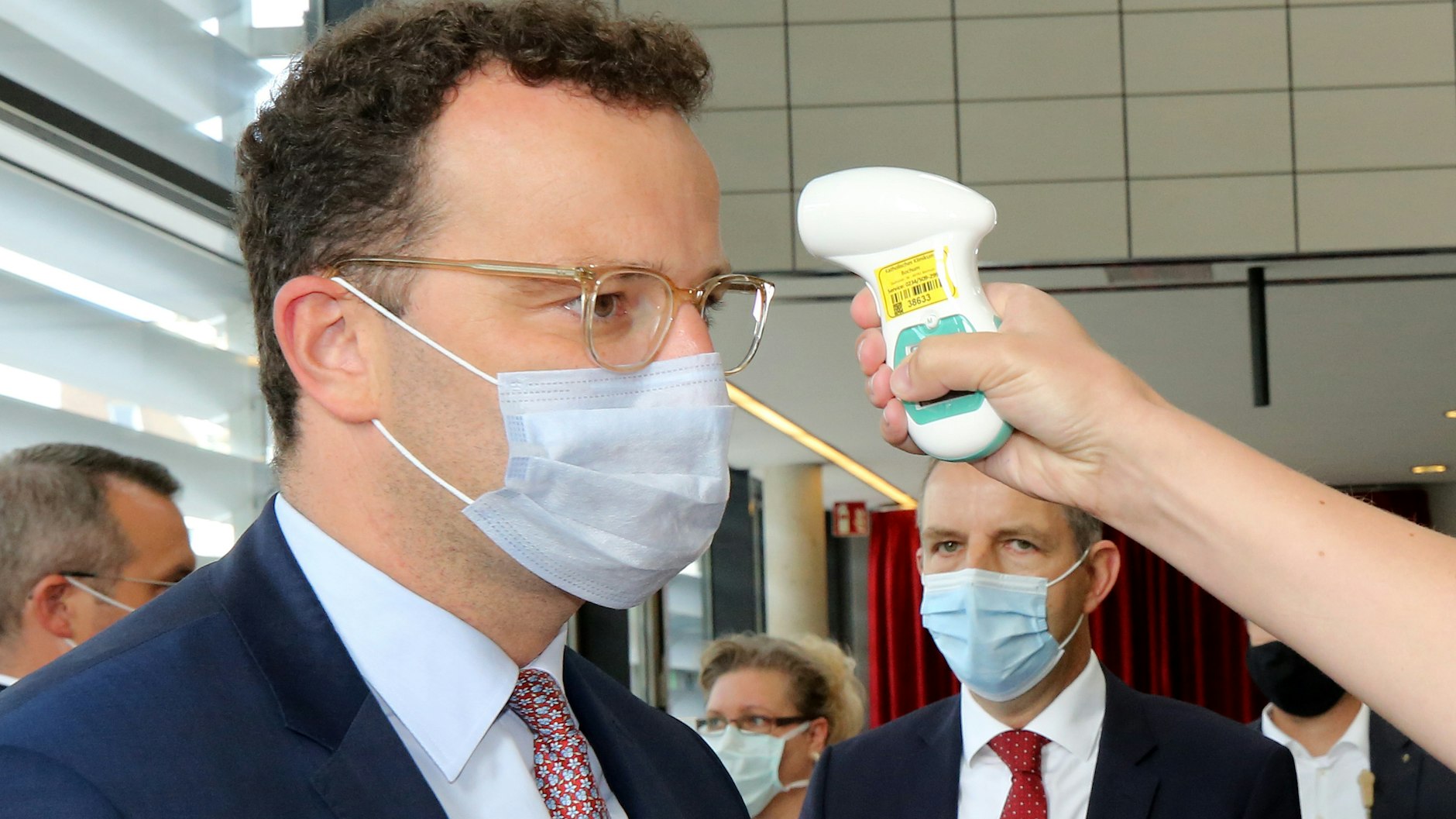 Jens Spahn beim Besuch des St.-Josef-Hospitals in Bochum.