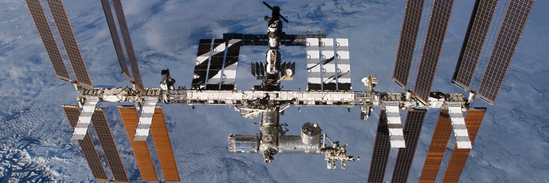 Auf der Außenseite der ISS fanden Experimente mit strahlungsresistenten Bakterien statt.