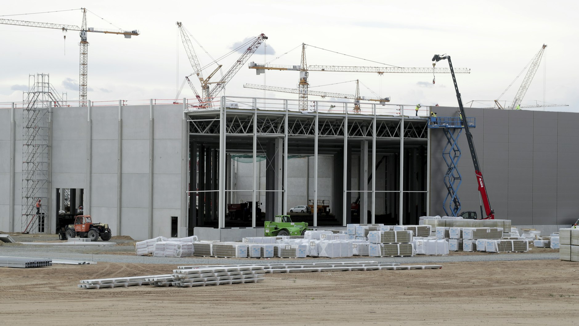 Die Tesla-Fabrik in Grünheide nimmt bereits Form an.