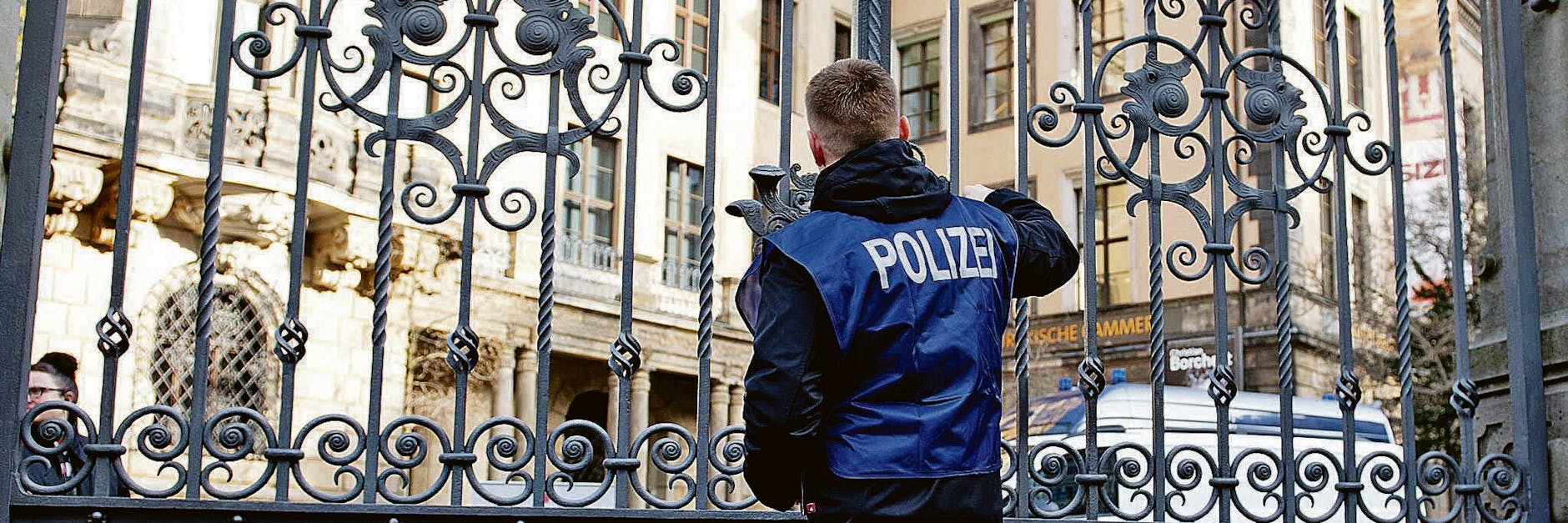 Nach dem Juwelendiebstahl im Grünen Gewölbe sichert ein Polizist vor dem Residenzschloss in Dresden das Tor.