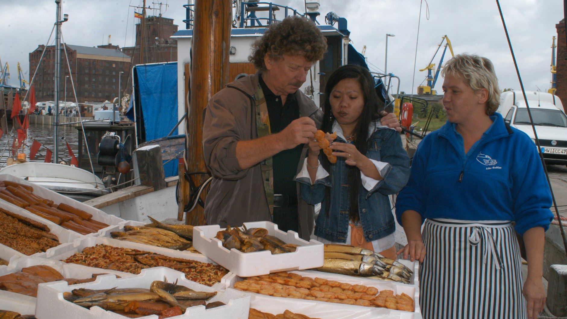 Fisch, frisch vom Kutter: Den holten sich Harry Jeske und Erma gerne am Hafen in Wismar.