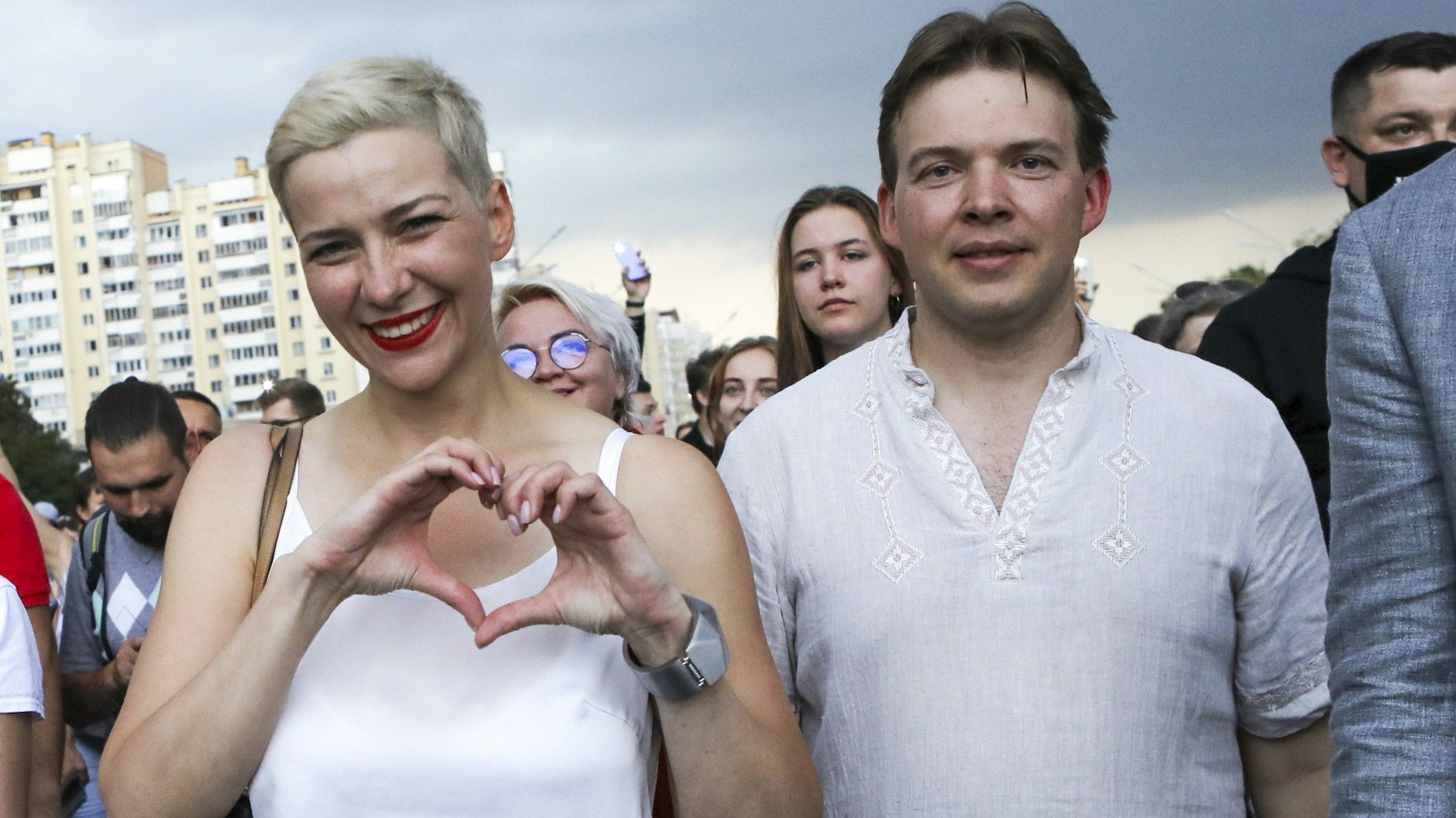 Maria Kolesnikowa (links), eine der Oppositionsführerinnen von Belarus, formt am 30. August 2020 in Minsk während eines Protestmarsches ein Herz mit ihren Händen.