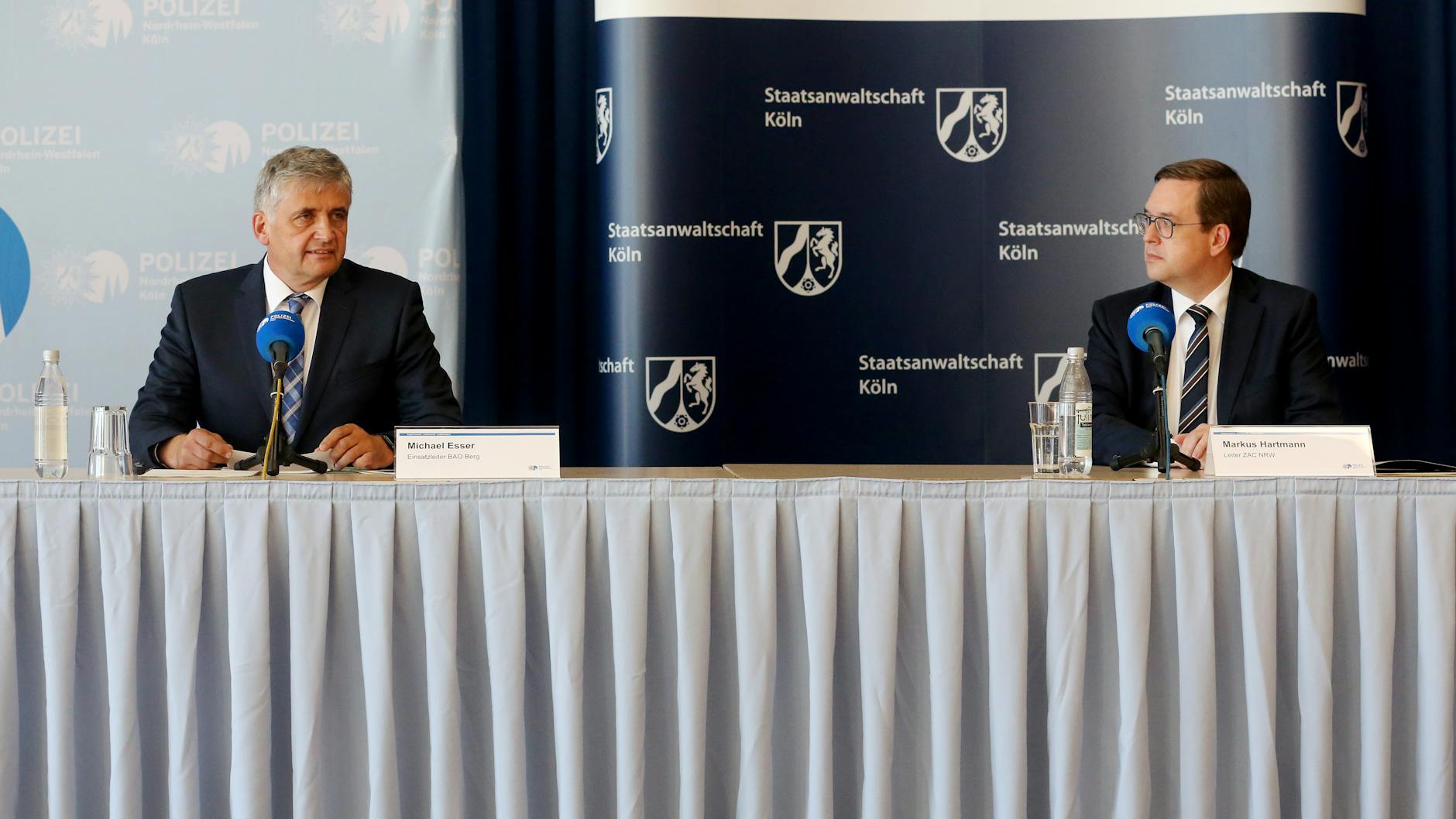Oberstaatsanwalt Markus Hartmann und Kriminaldirektor Michael Esser (l.) berichten am Mittwoch über die Razzia im Umfeld des Missbrauchskomplexes Bergisch Gladbach. 