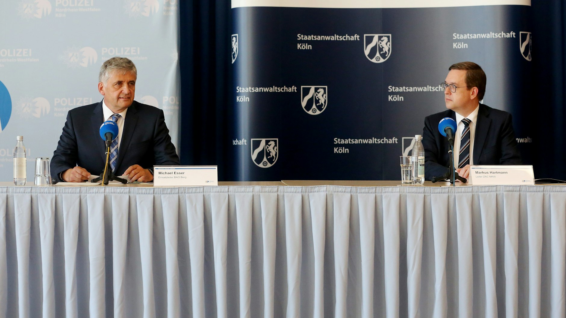 Oberstaatsanwalt Markus Hartmann und Kriminaldirektor Michael Esser (l.) berichten am Mittwoch über die Razzia im Umfeld des Missbrauchskomplexes Bergisch Gladbach.&nbsp;