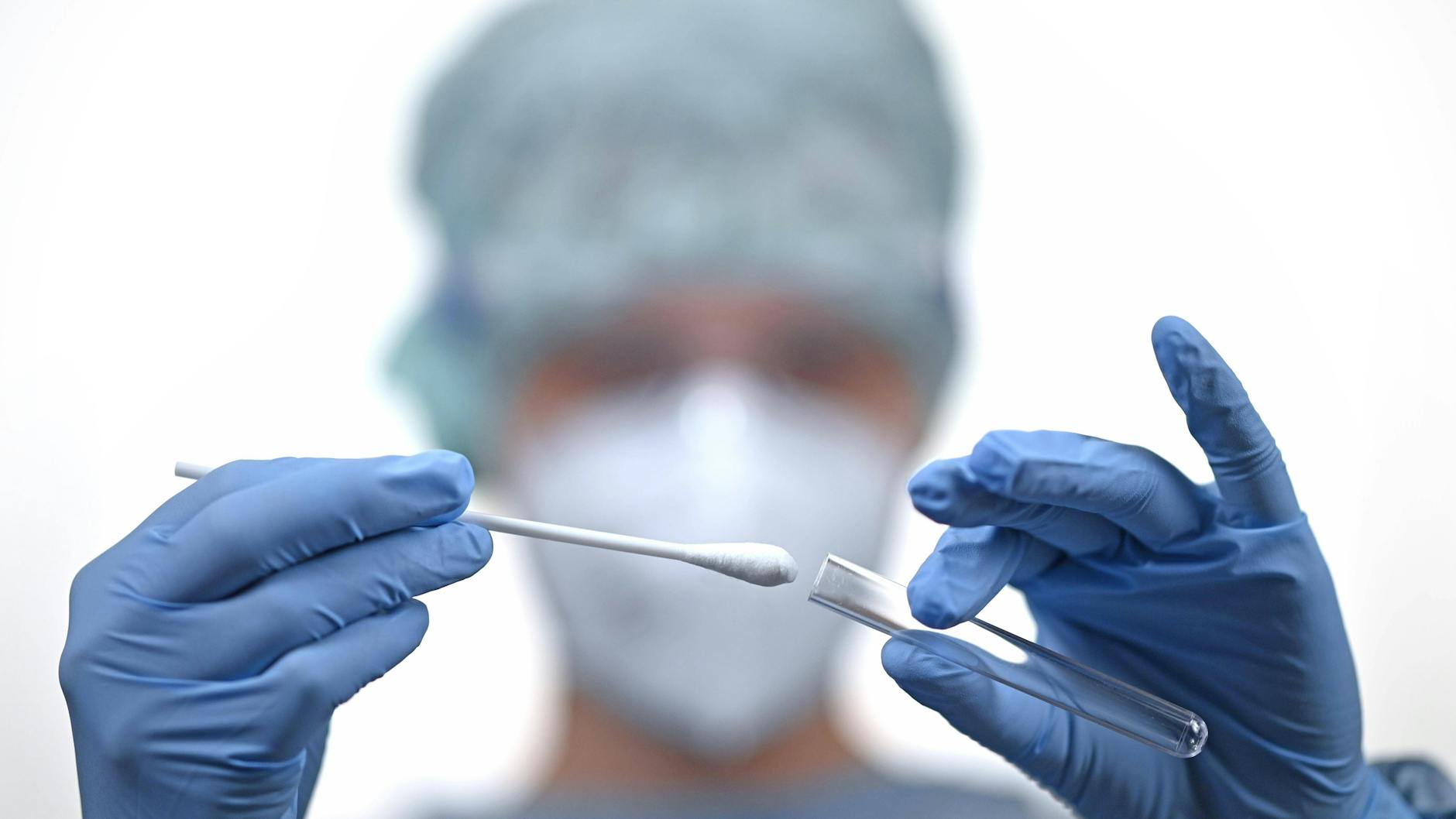 Für den PCR-Test auf Sars-CoV-2 wird ein Abstrich aus dem Rachen und/oder der Nase genommen.