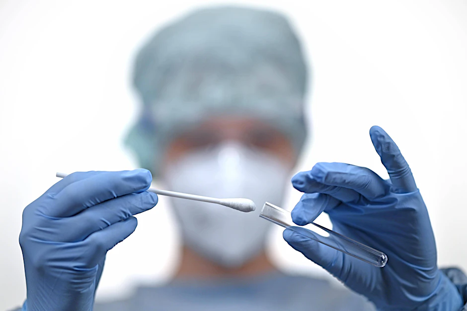 Für den PCR-Test auf Sars-CoV-2 wird ein Abstrich aus dem Rachen und/oder der Nase genommen.