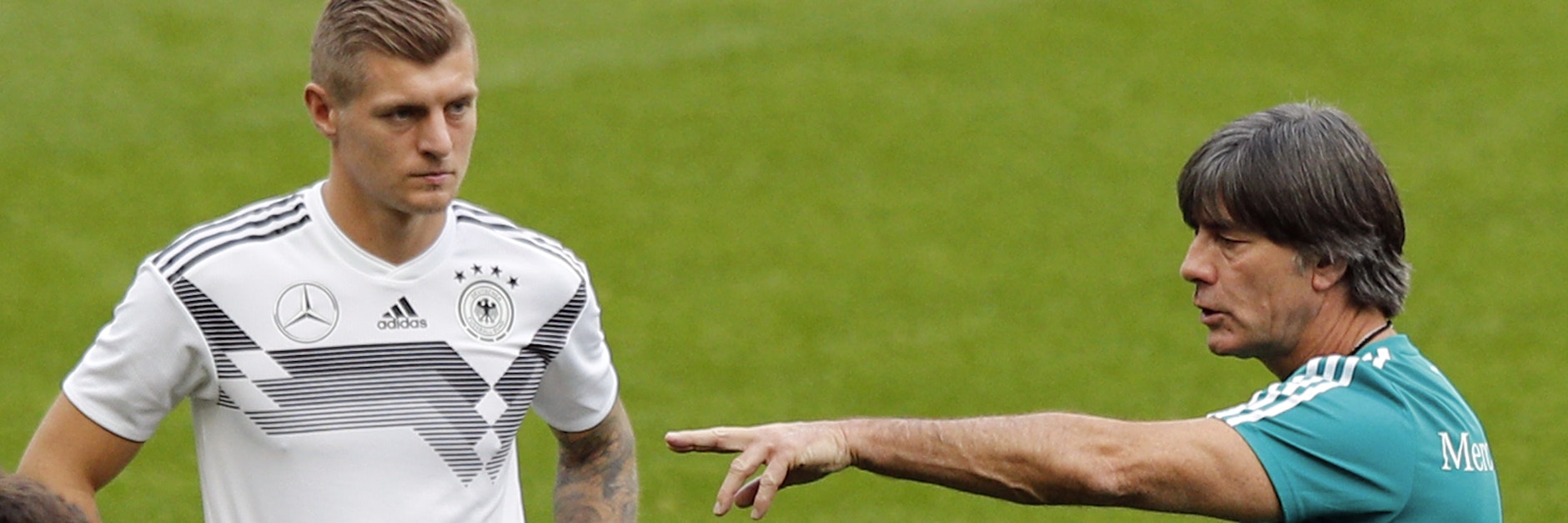 Toni Kroos (l.) ist für Bundestrainer Jogi Löw der wichtigste Mann im Team.&nbsp;