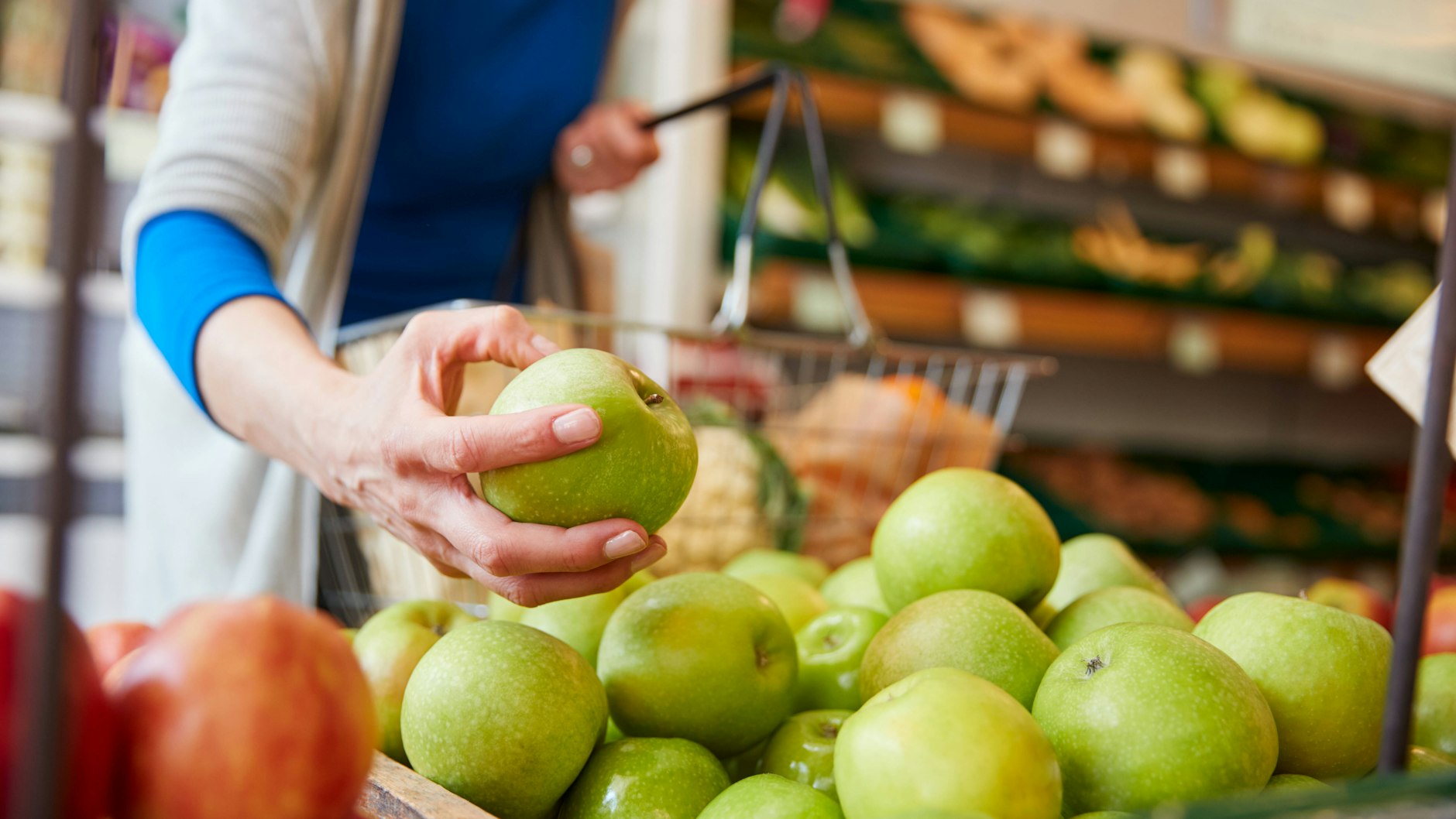 Den Apfel berühren und testen, ob er gut ist: Viele Kunden machen es heimlich, dabei ist es erlaubt.
