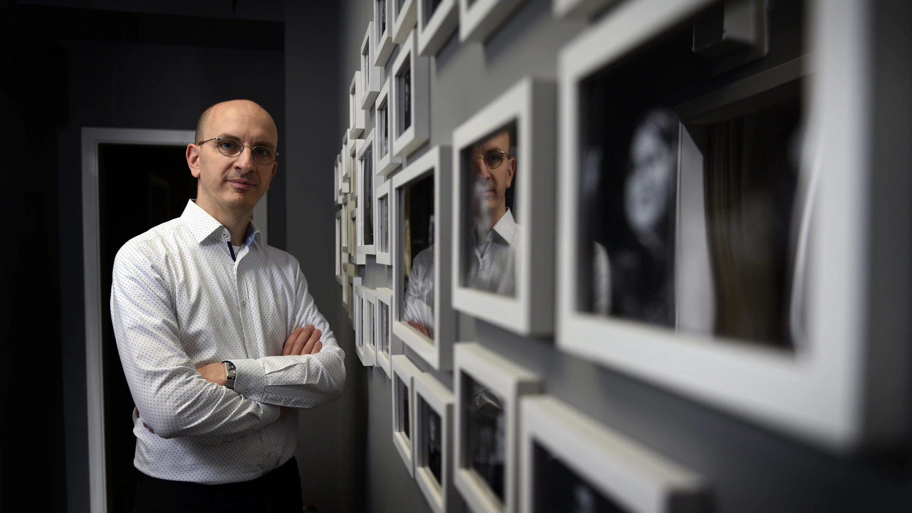 Jakob Hein in den Räumen der Lichtenberger Firma BosePark Productions, bei der er seinen Podcast „Verrückt“ aufnimmt.