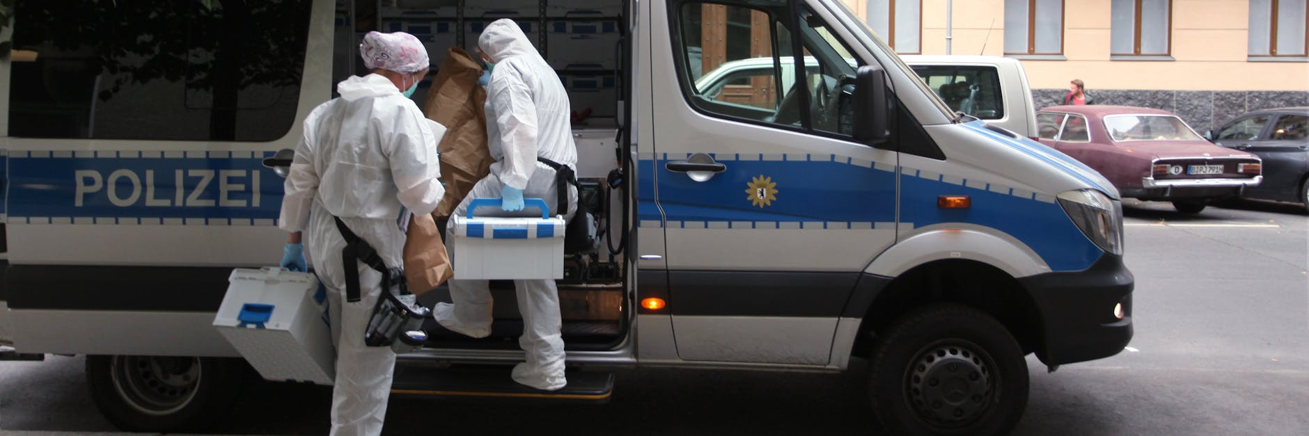 Kriminaltechniker haben in der Wohnung in der Moabiter Thomasiusstraße Beweismittel gesichert.