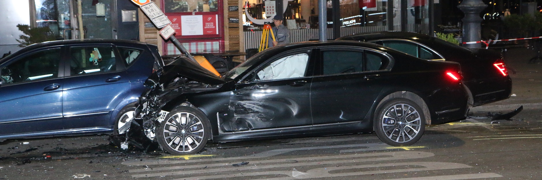 Die Polizei beschlagnahmte den gemieteten BMW. Er wird jetzt auf Fingerabdrücke und DNA-Spuren untersucht.