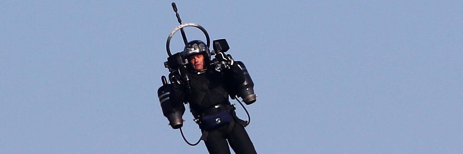 Ein Mann mit Raketenrucksack geht während einer Veranstaltung in die Luft (Symbolbild).