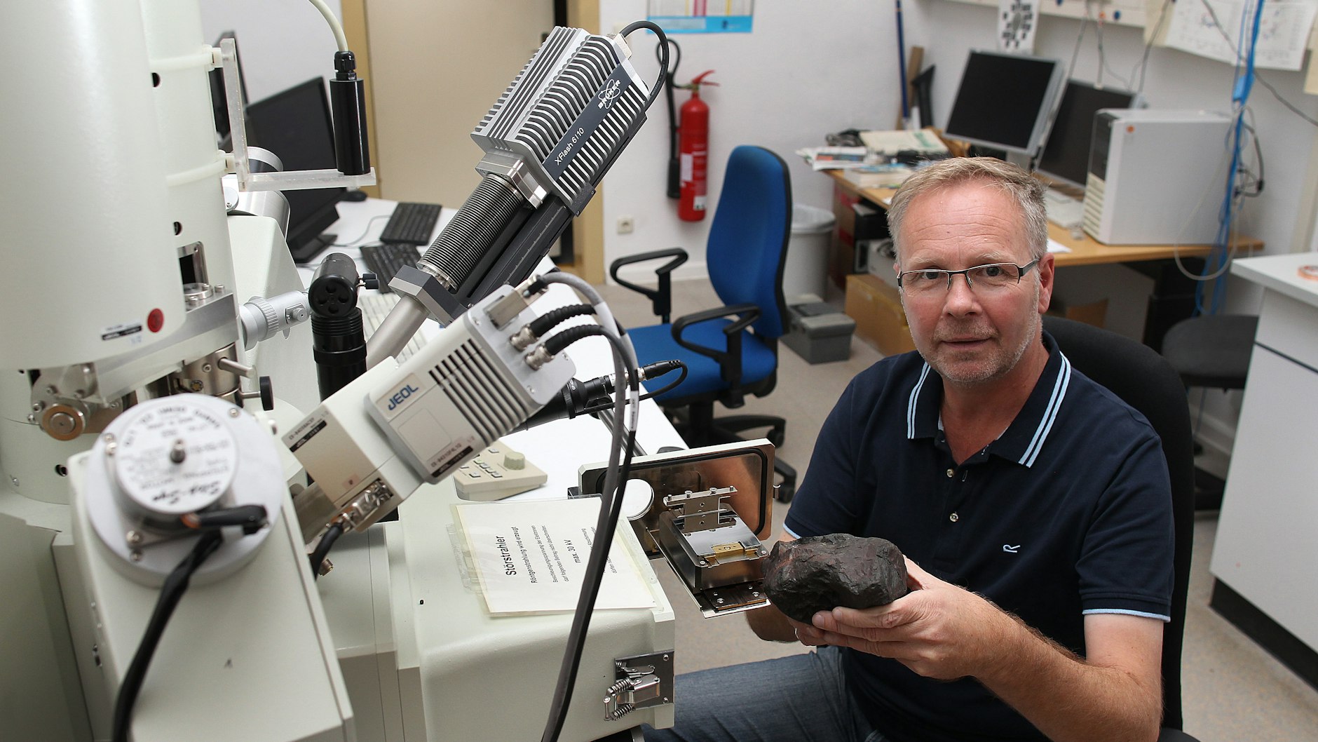 Dr. Ansgar Greshake ist ein international gefragter Experte in Sachen Meteoriten. Dieser vermeintliche Meteorit ist leider ein irdisches Produkt,&nbsp; wahrscheinlich aus einer Gießerei.