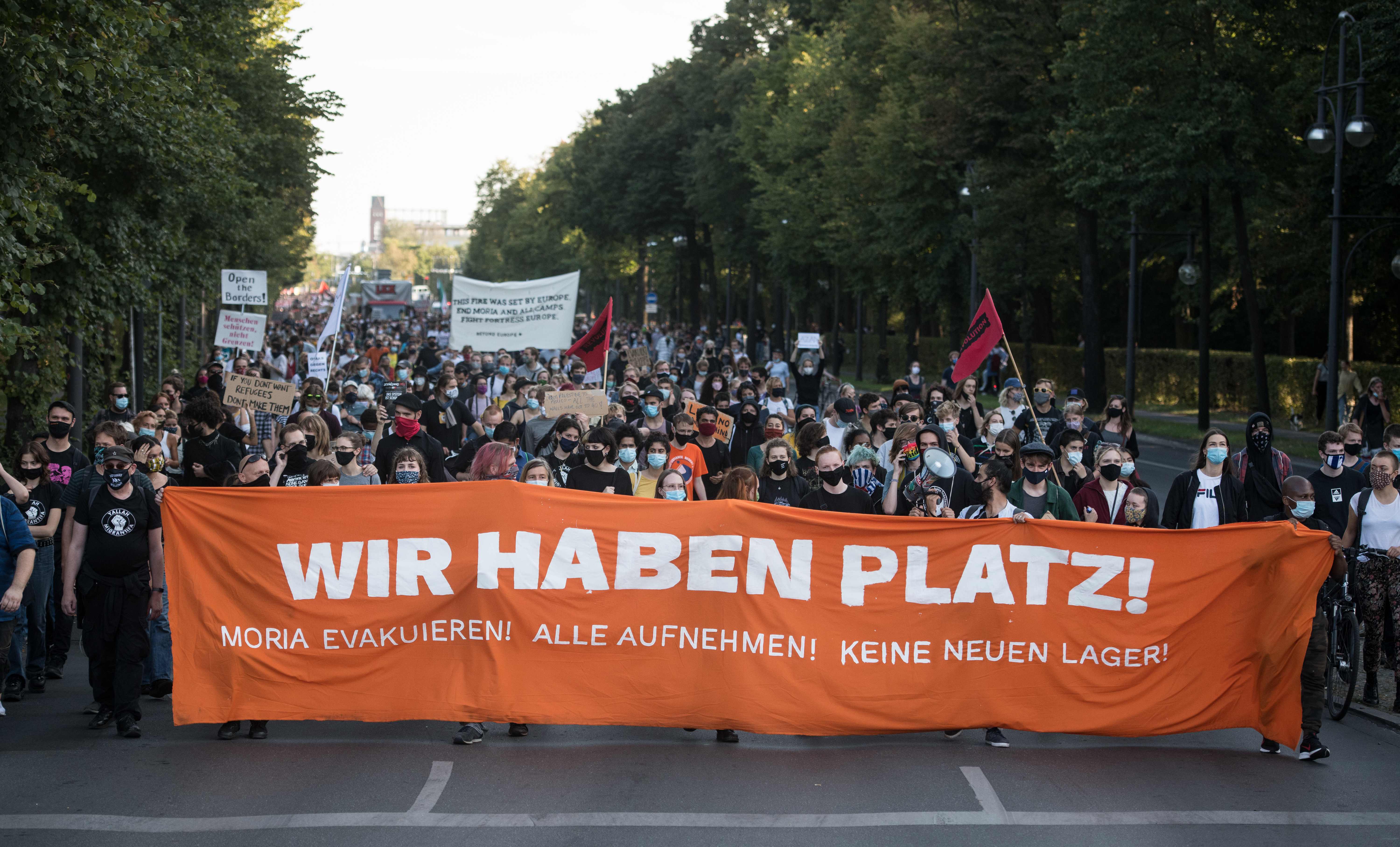 Demonstrationen In Berlin: Tausende Menschen Auf Den Straßen