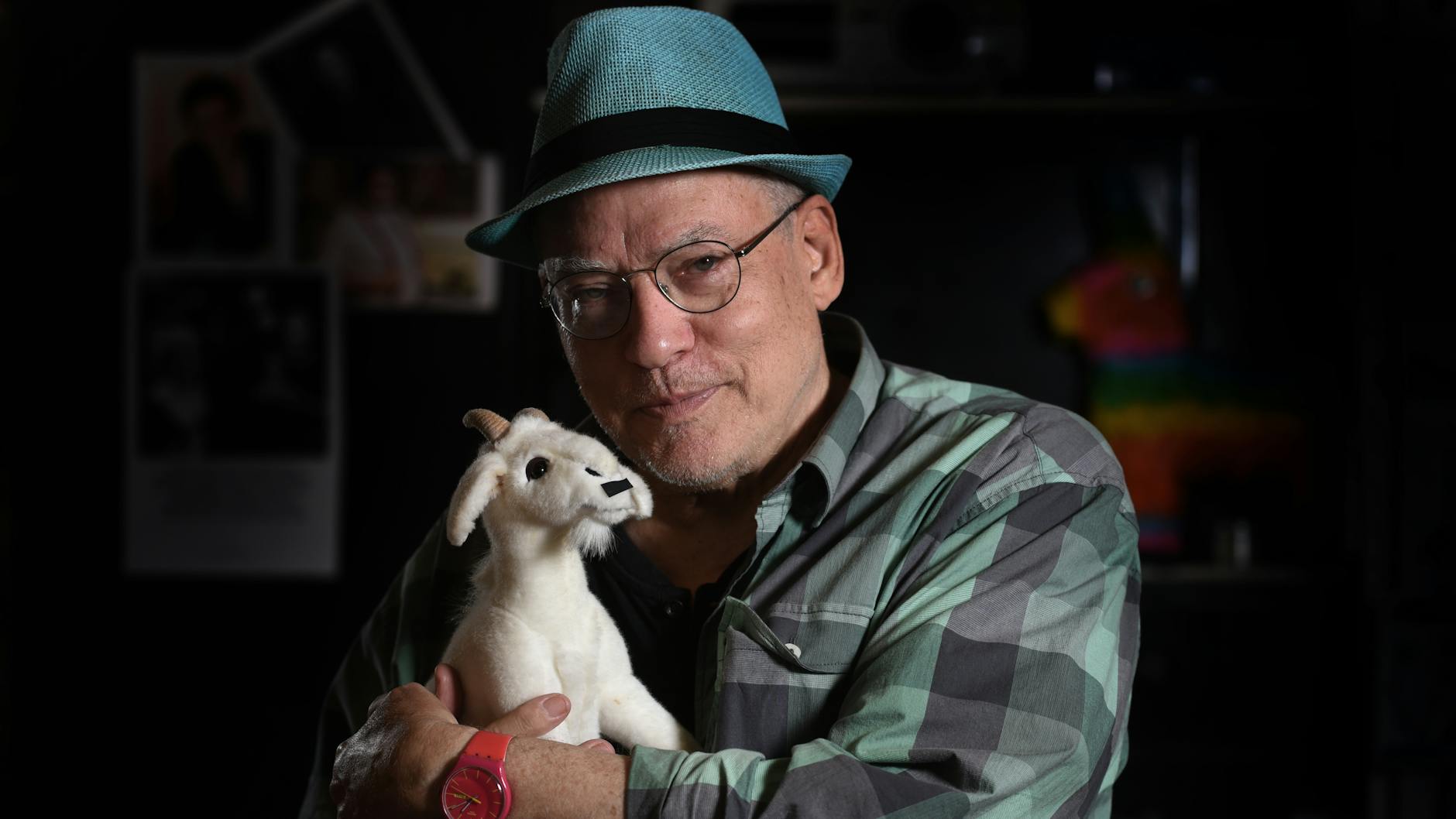 Rosa von Praunheim mit Lieblingshut und seiner Kuschelziege Ilse 