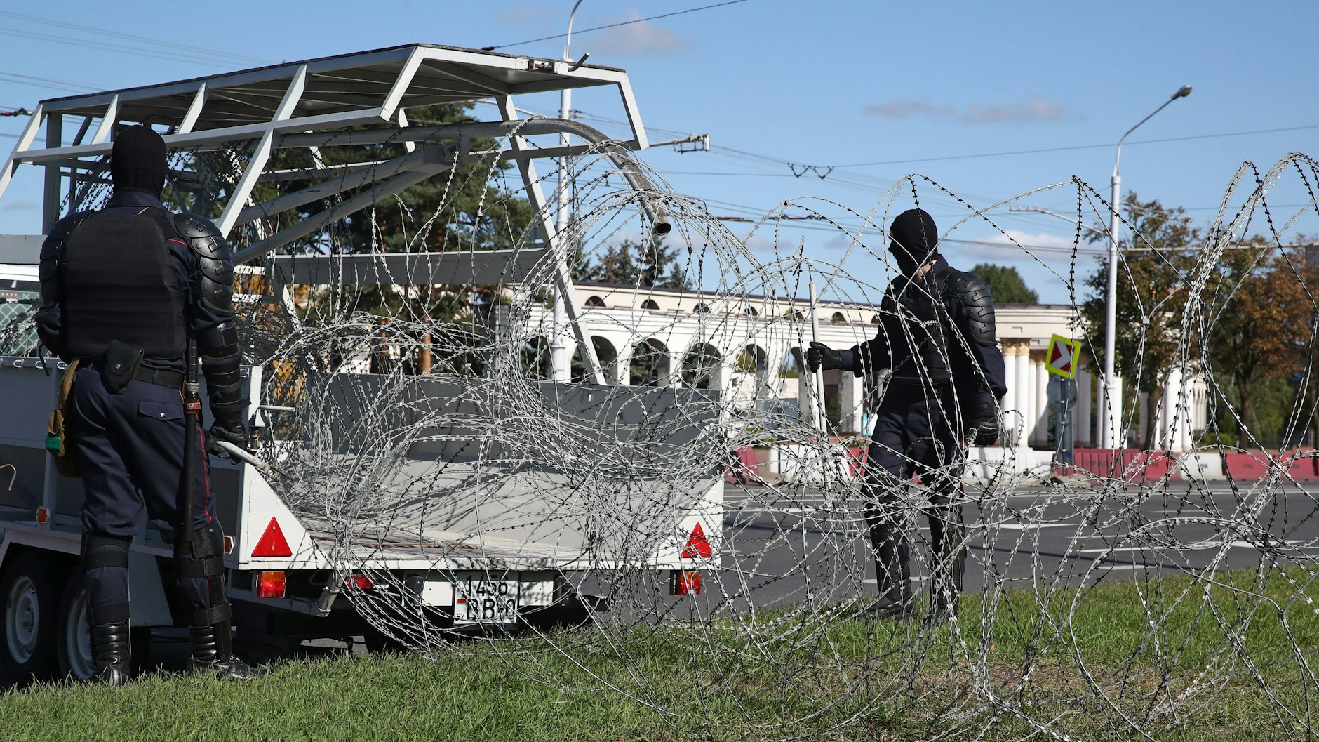 Einsatzkräfte der Regierung errichteten Stacheldrahtbarrieren.