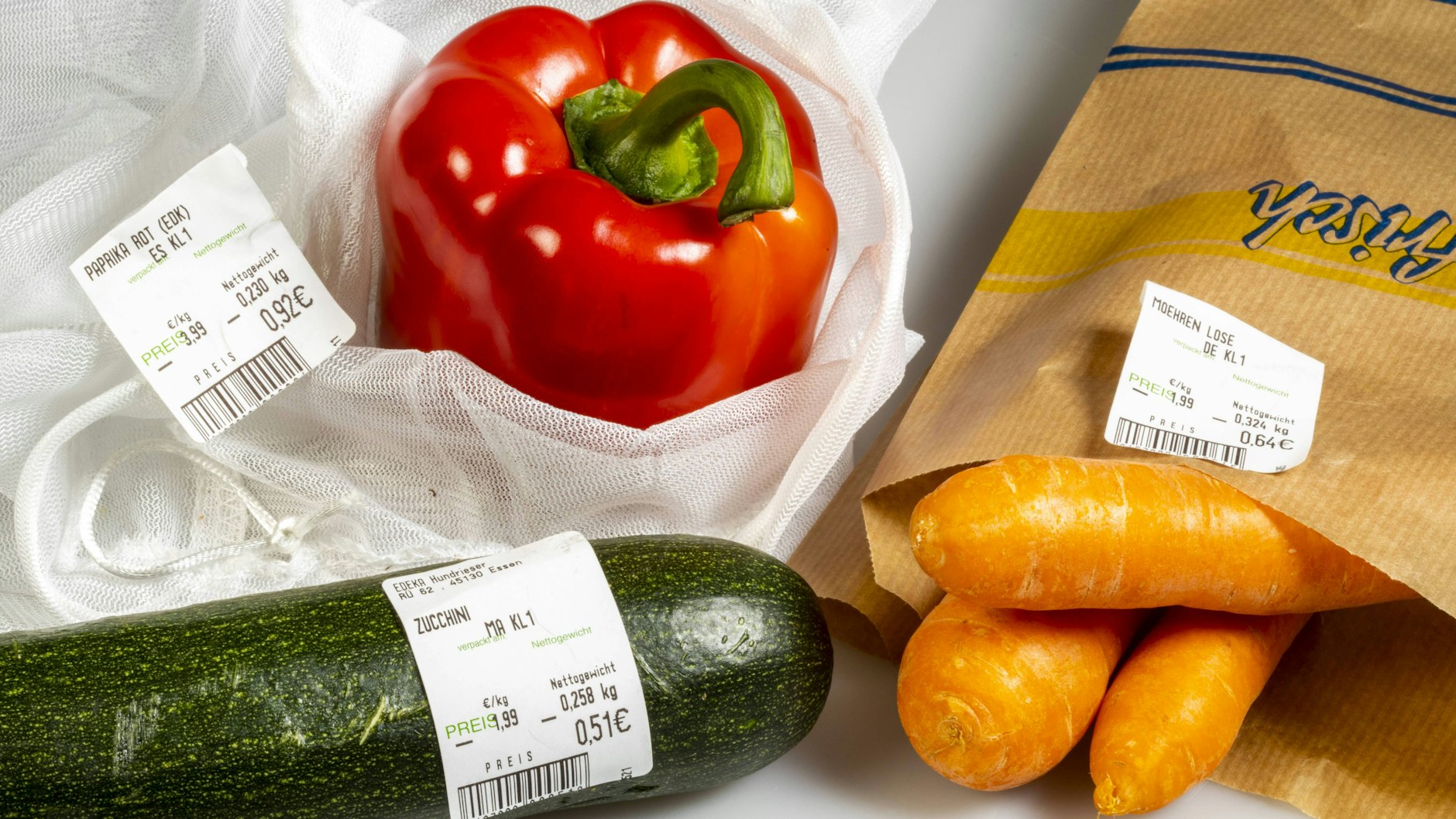 Plastikmüll vermeiden - Lebensmittel können auch in einem wiederverwertbaren Kunststoffnetz oder in einer Papiertüte transportiert werden.