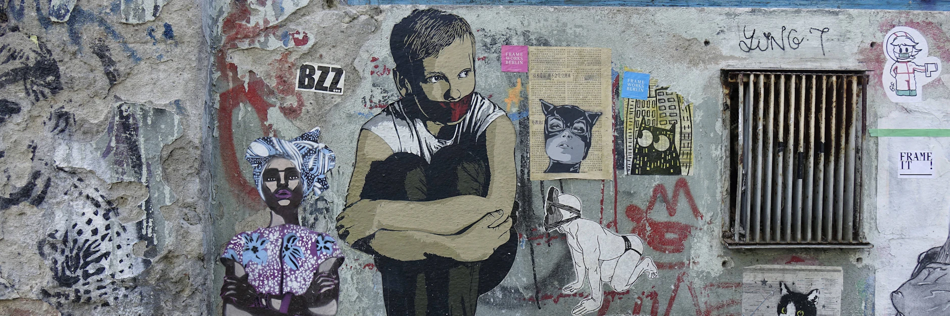 An eine Hauswand in Kreuzberg wurde das Bild eines Jungen mit Mundschutz geklebt.