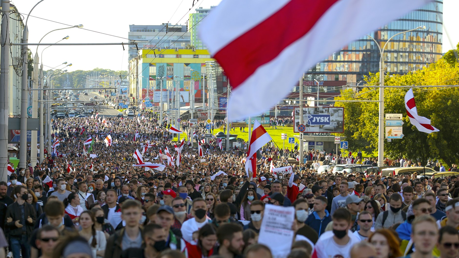 Erneut zogen Tausende durch die Straßen von Minsk, fordern sechs Wochen nach der umstrittenen Präsidentschaftswahl den Rücktritt von Alexander Lukaschenko.