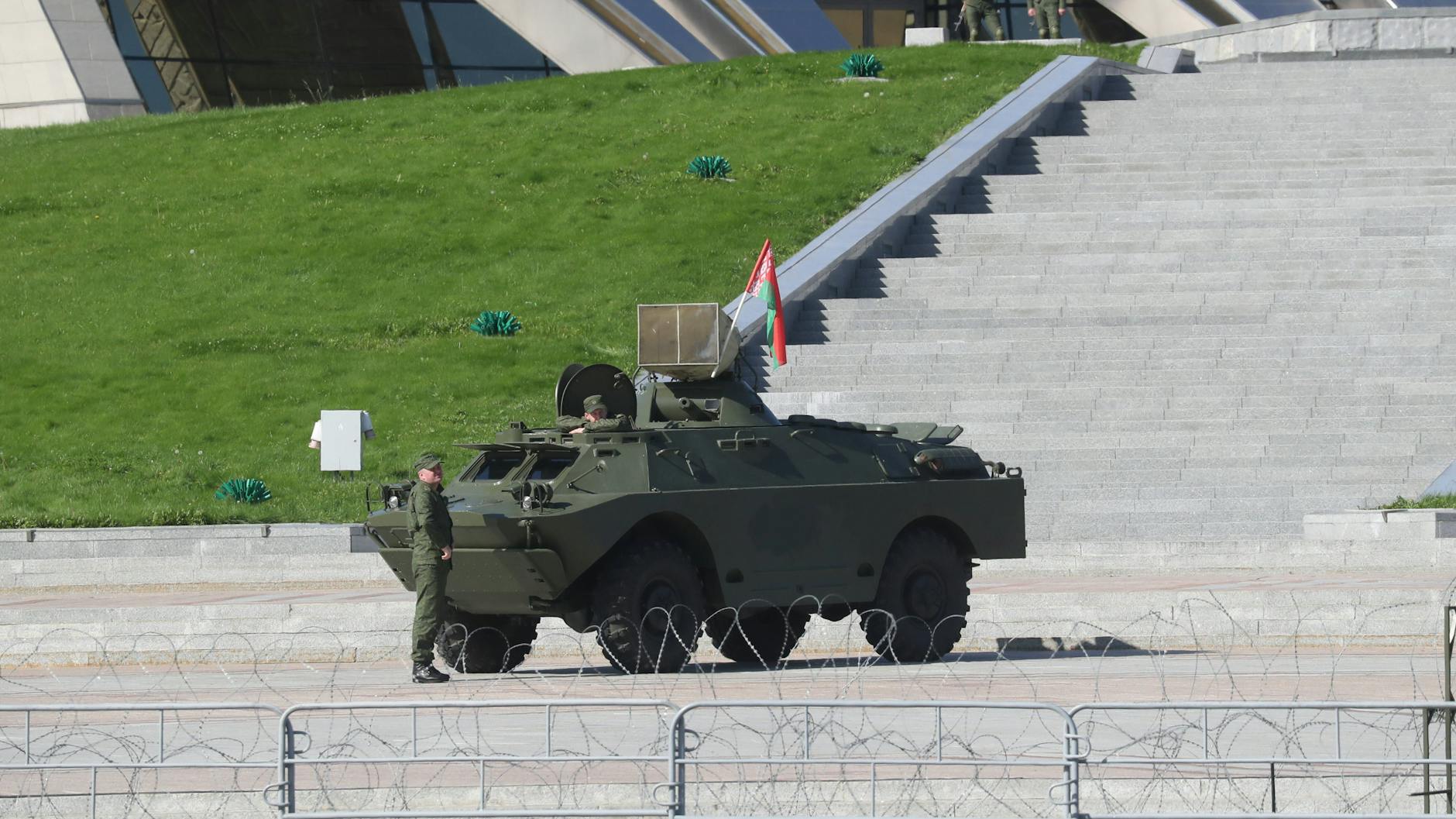 Am Siegesplatz in Minsk rollten Panzer vor.