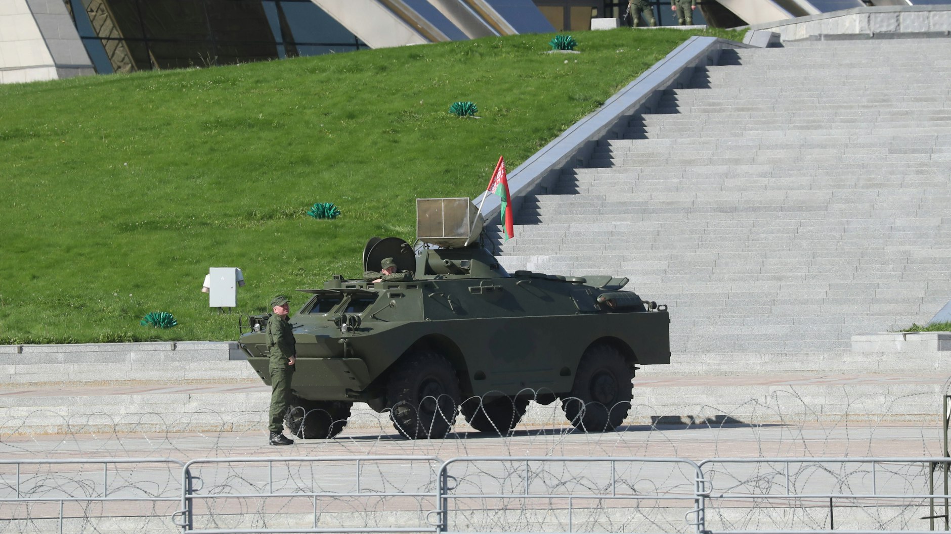 Am Siegesplatz in Minsk rollten Panzer vor.